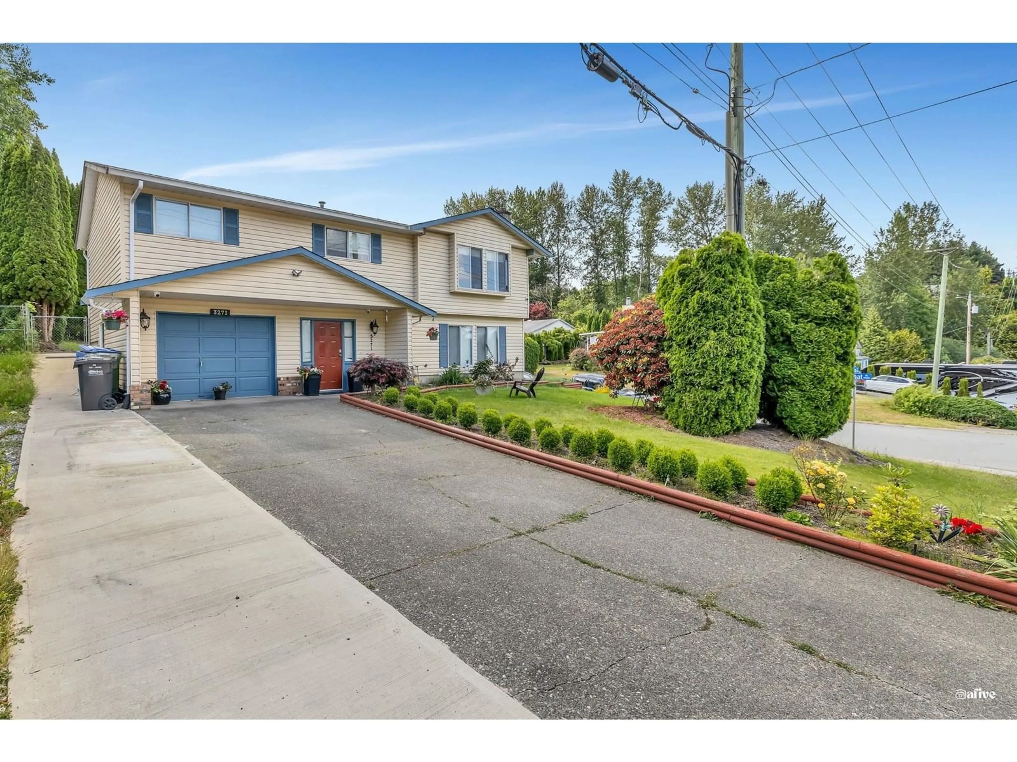 A pic from outside/outdoor area/front of a property/back of a property/a pic from drone, street for 3271 HORN, Abbotsford British Columbia V2S7B8