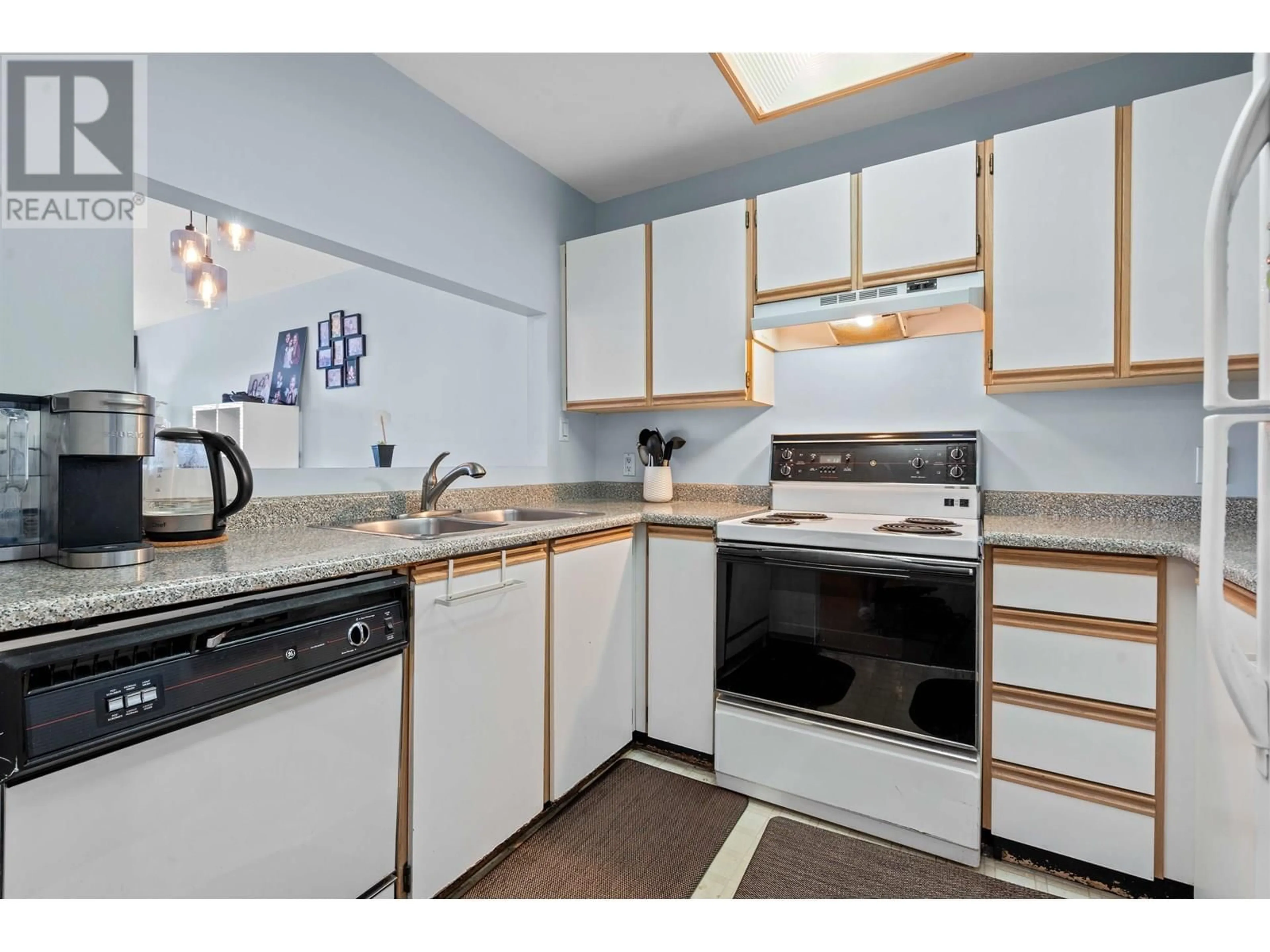 Standard kitchen, unknown for 103 - 918 RODERICK AVENUE, Coquitlam British Columbia V3K1R1