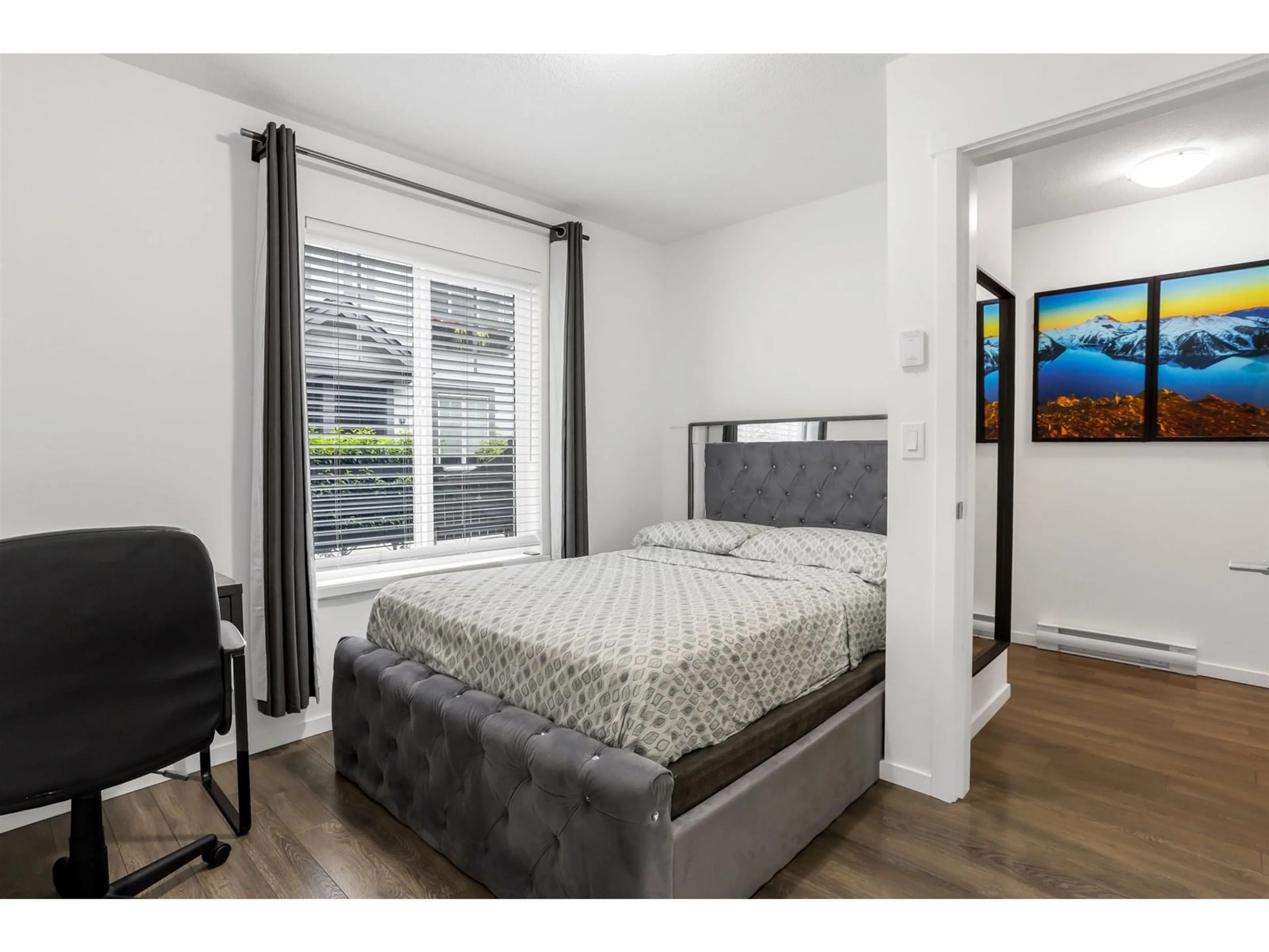 Bedroom with bed, wood/laminate floor for 51 - 15778 85, Surrey British Columbia V4N6W8