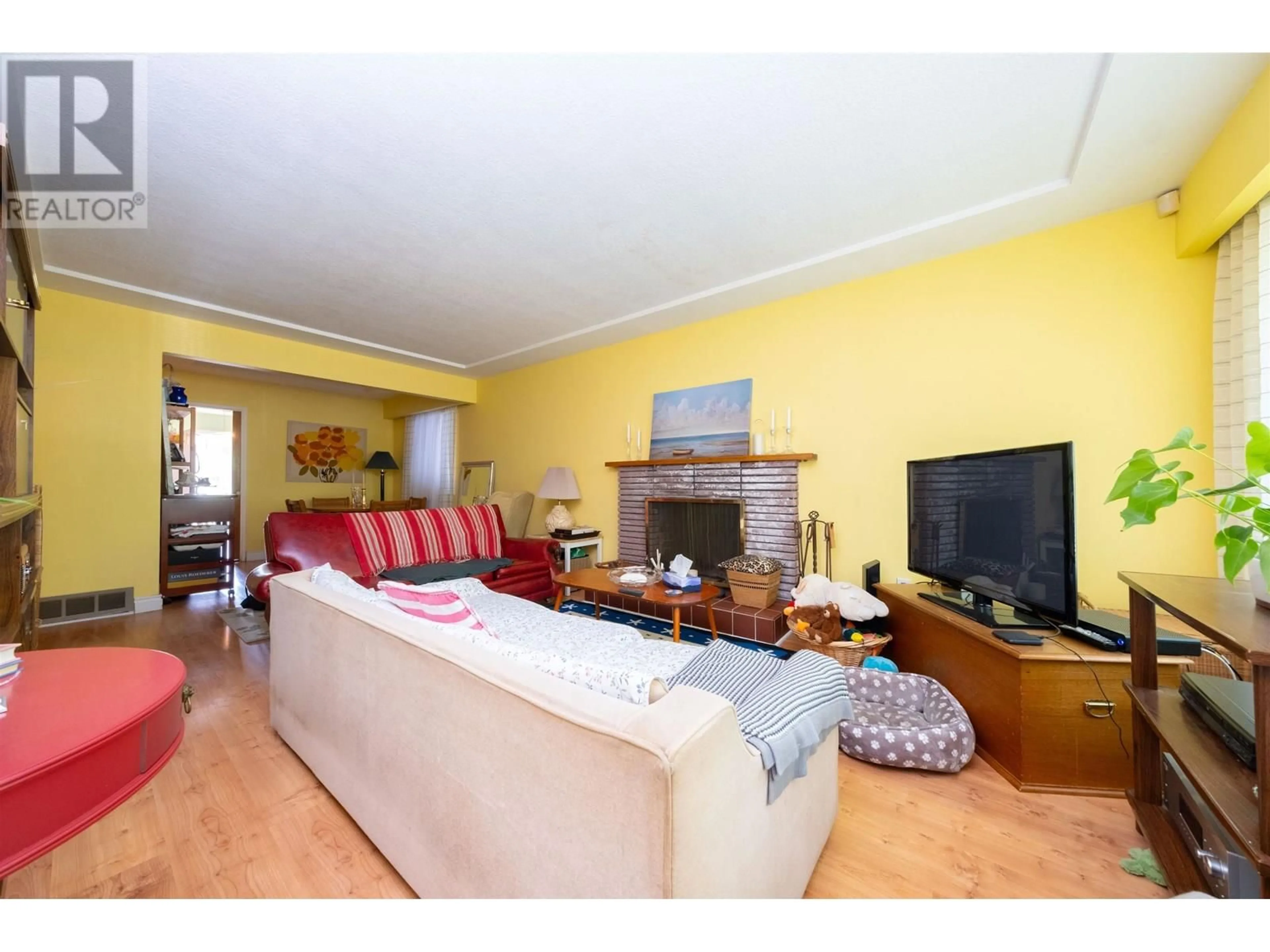 Living room with furniture, wood/laminate floor for 670 20TH AVENUE, Vancouver British Columbia V5Z1Y1
