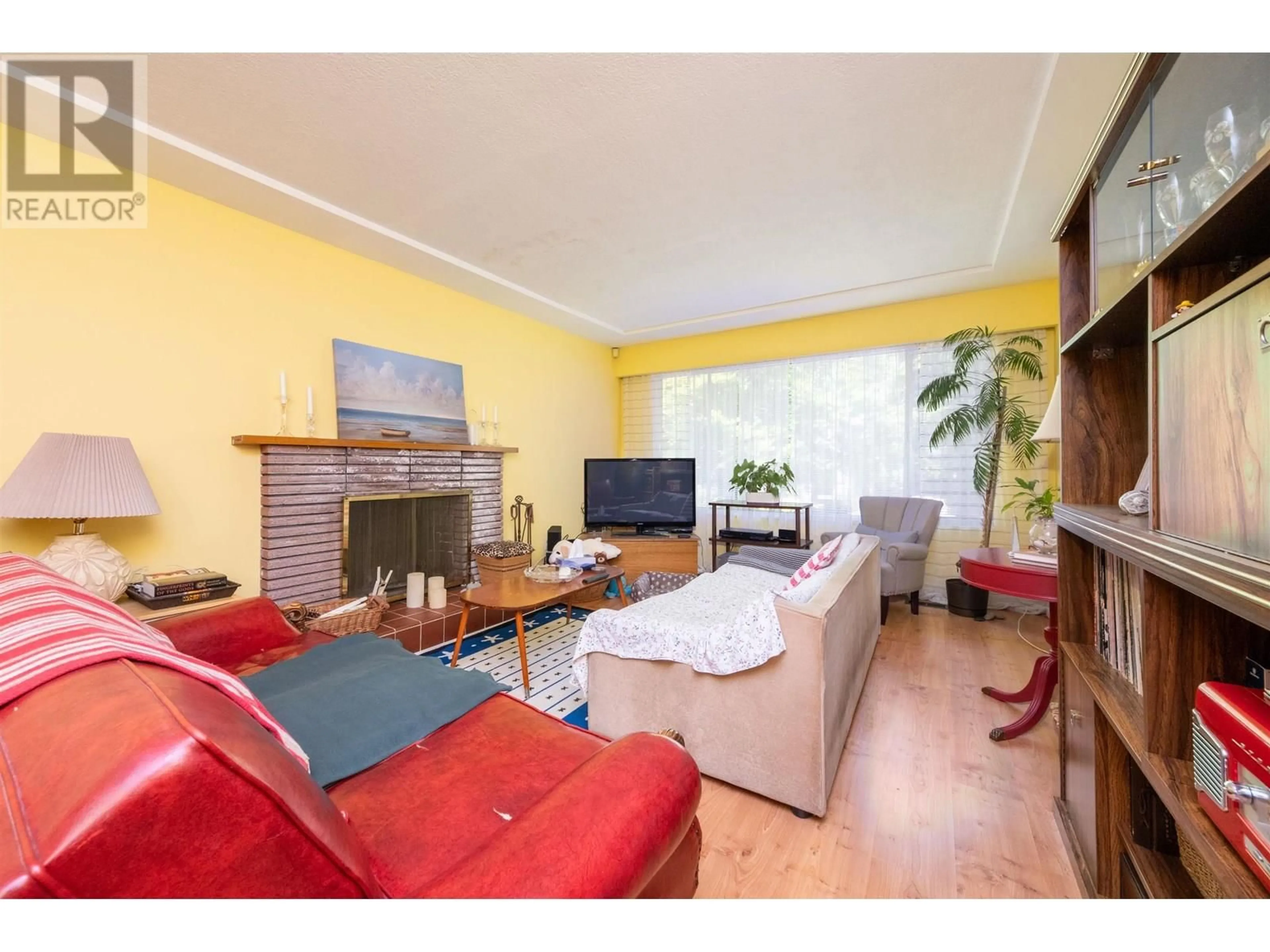 Living room with furniture, wood/laminate floor for 670 20TH AVENUE, Vancouver British Columbia V5Z1Y1