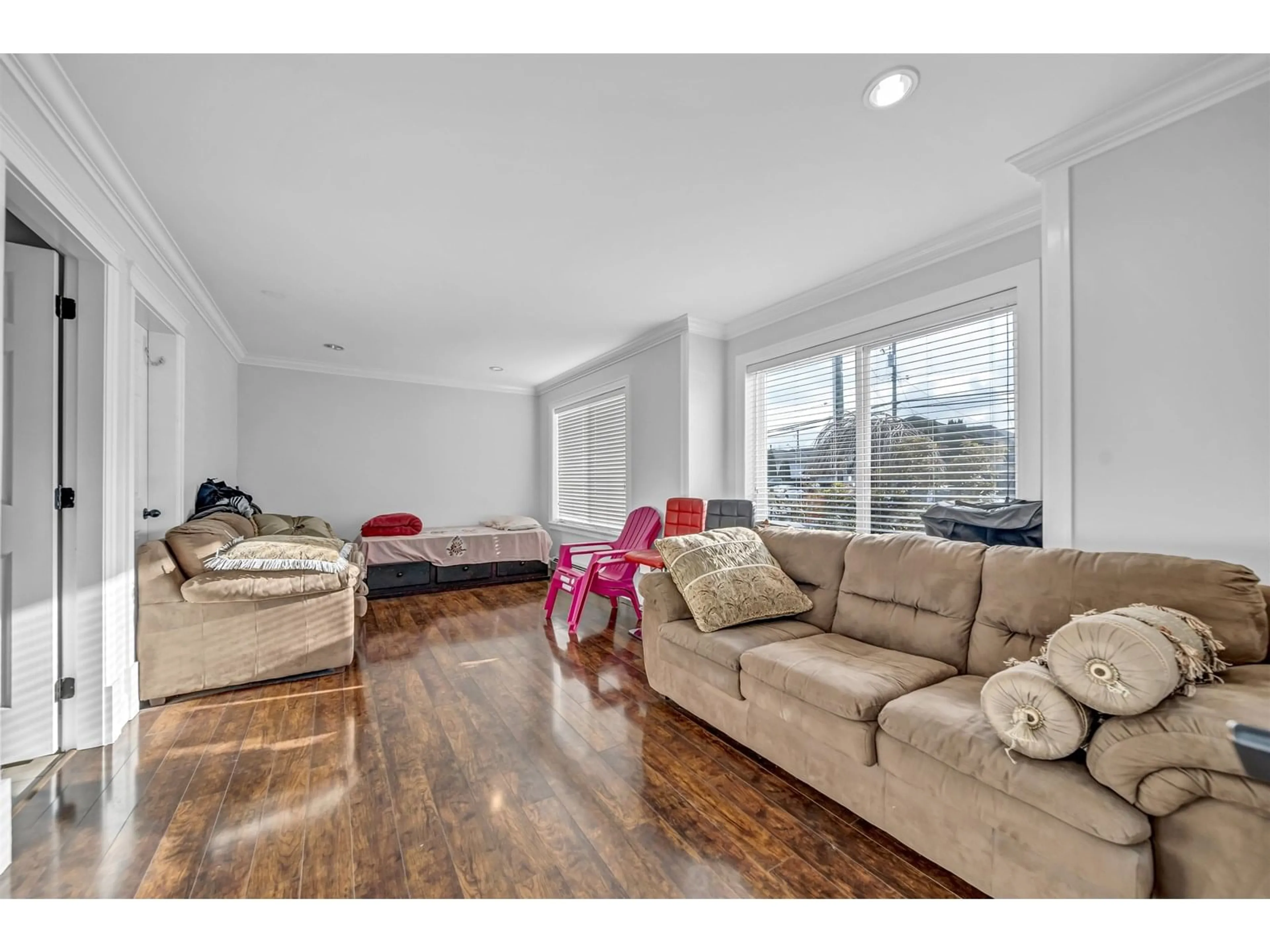 Living room with furniture, wood/laminate floor for 12101 84, Surrey British Columbia V3W3G4