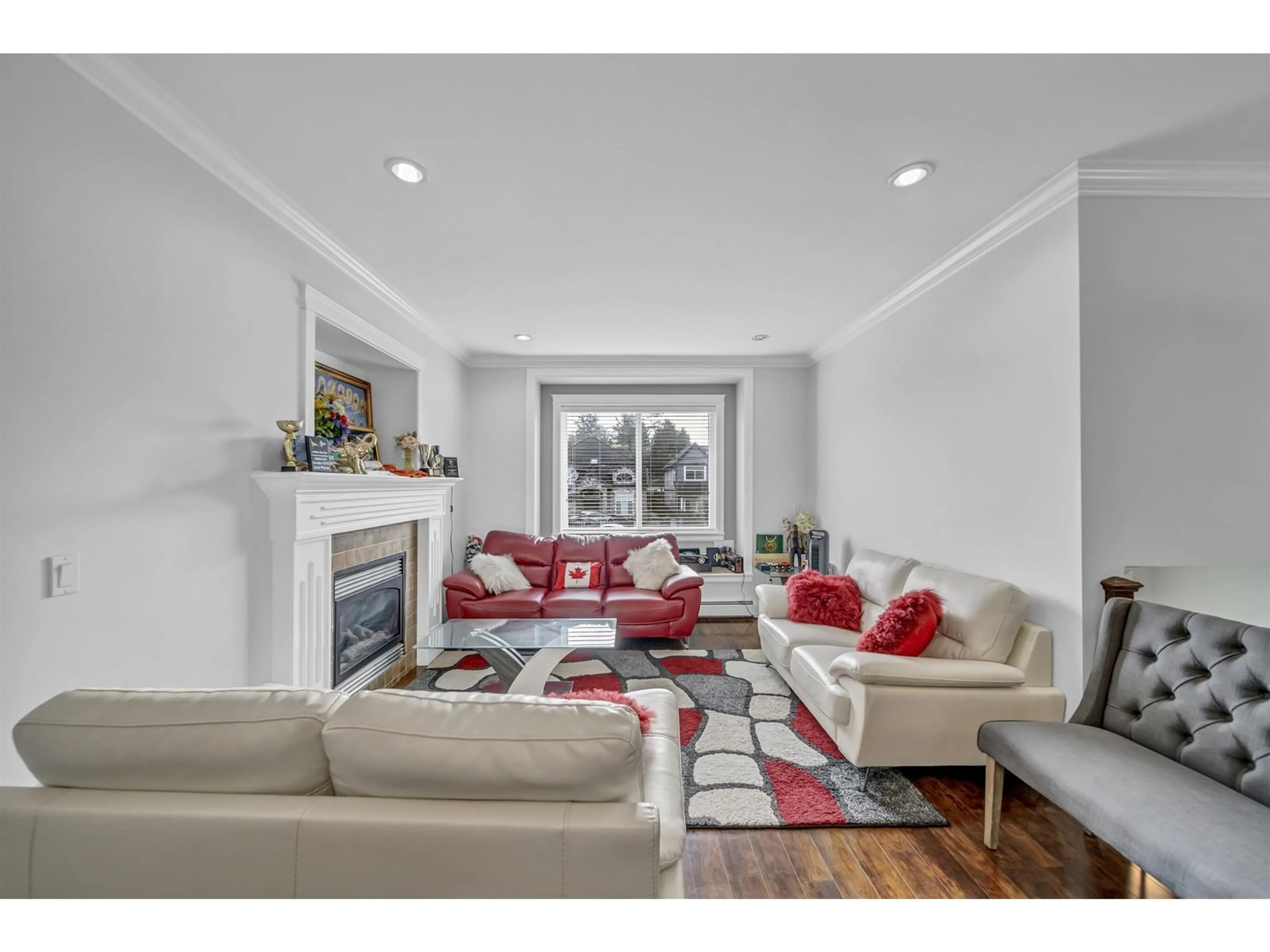 Living room with furniture, unknown for 12101 84, Surrey British Columbia V3W3G4