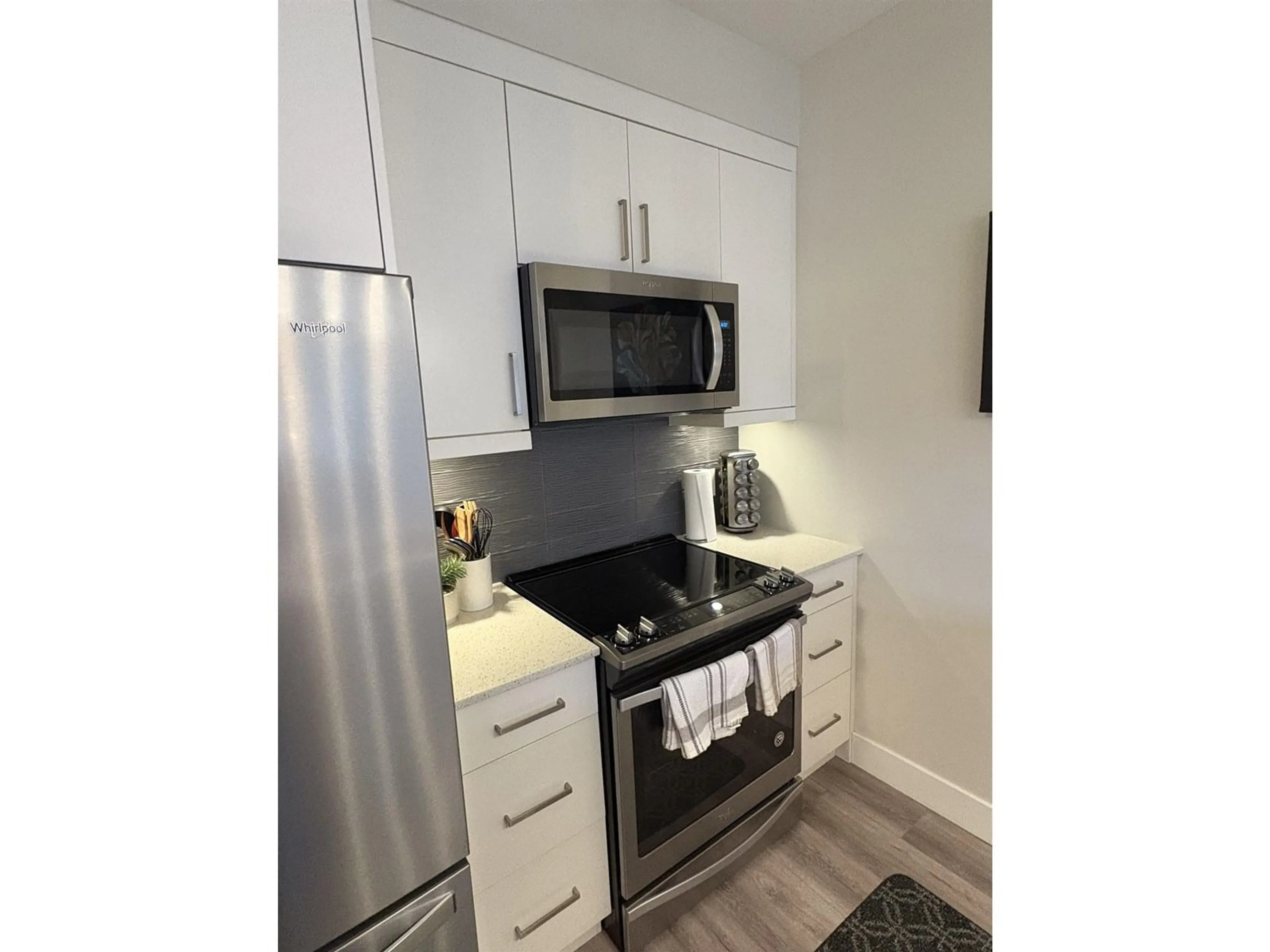 Standard kitchen, unknown for 413 - 9015 120, Delta British Columbia V4C6R7