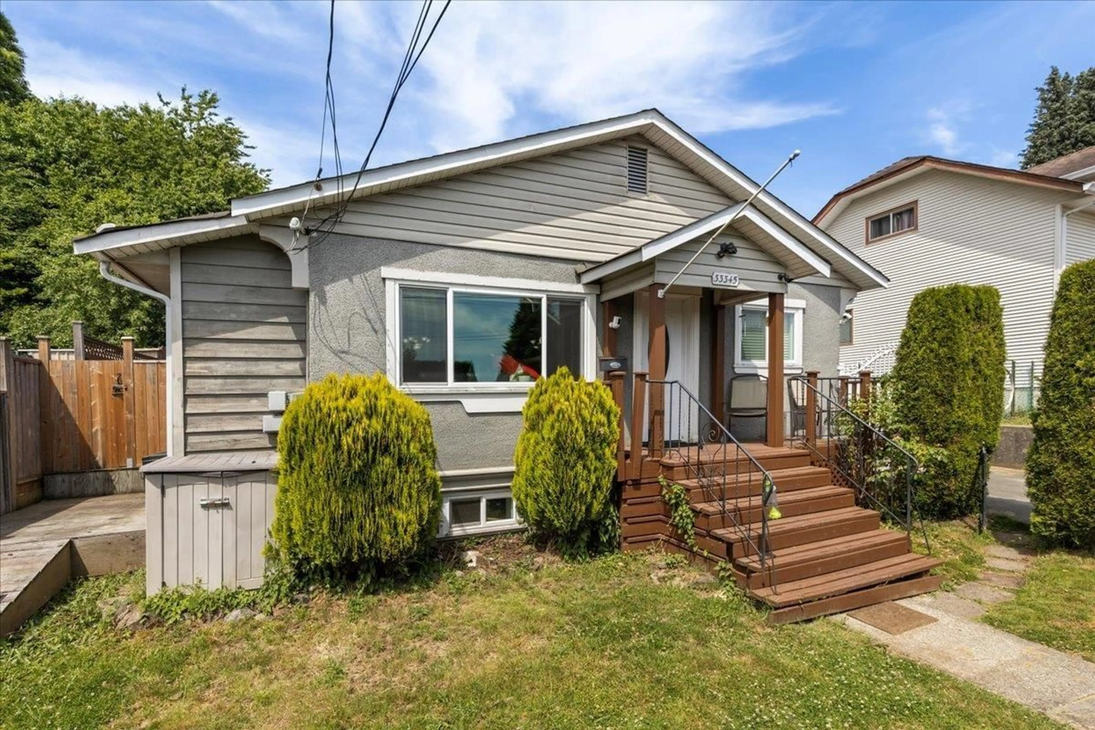 Home with vinyl exterior material, street for 33345 3RD, Mission British Columbia V2V1P1