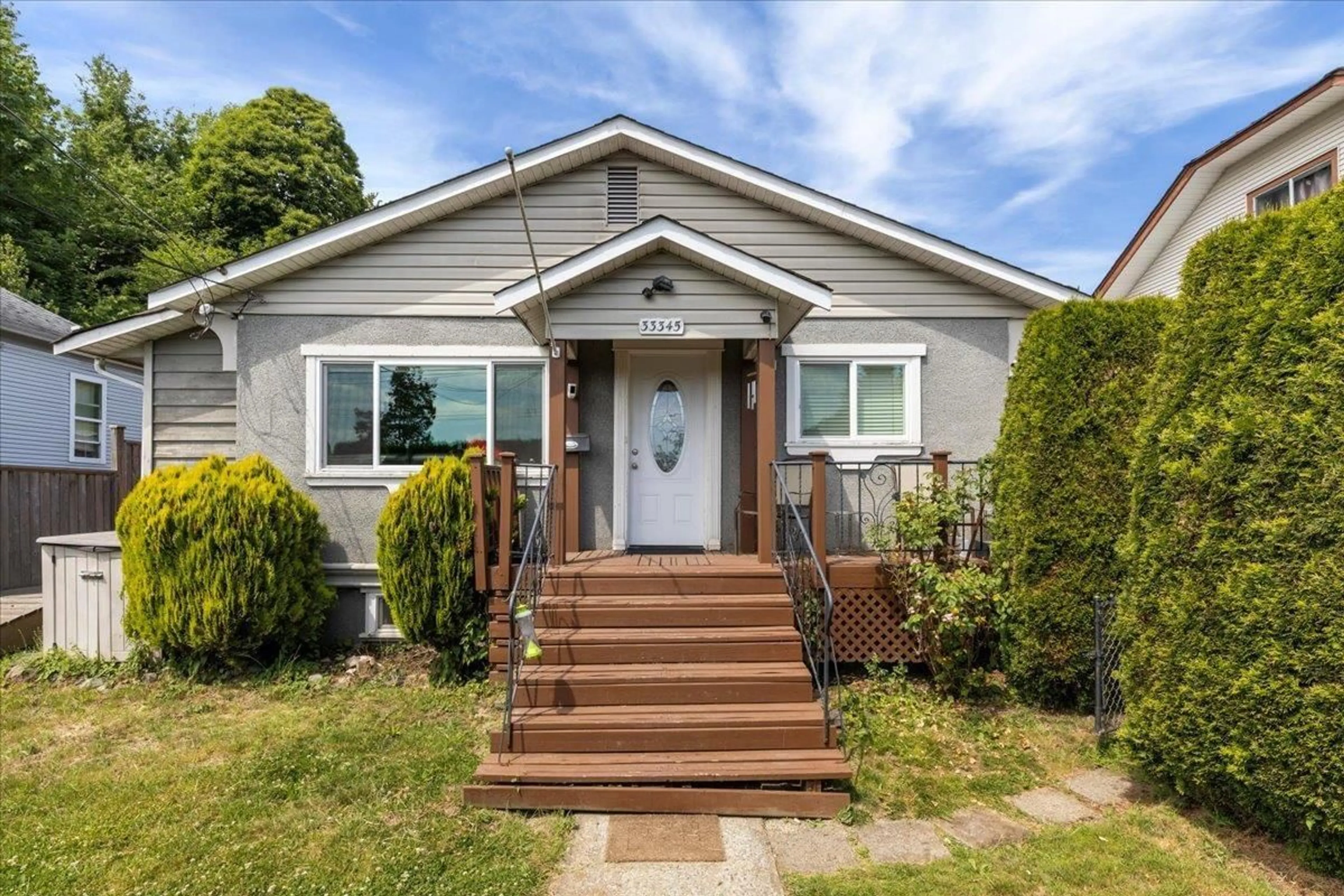 Home with vinyl exterior material, street for 33345 3RD, Mission British Columbia V2V1P1