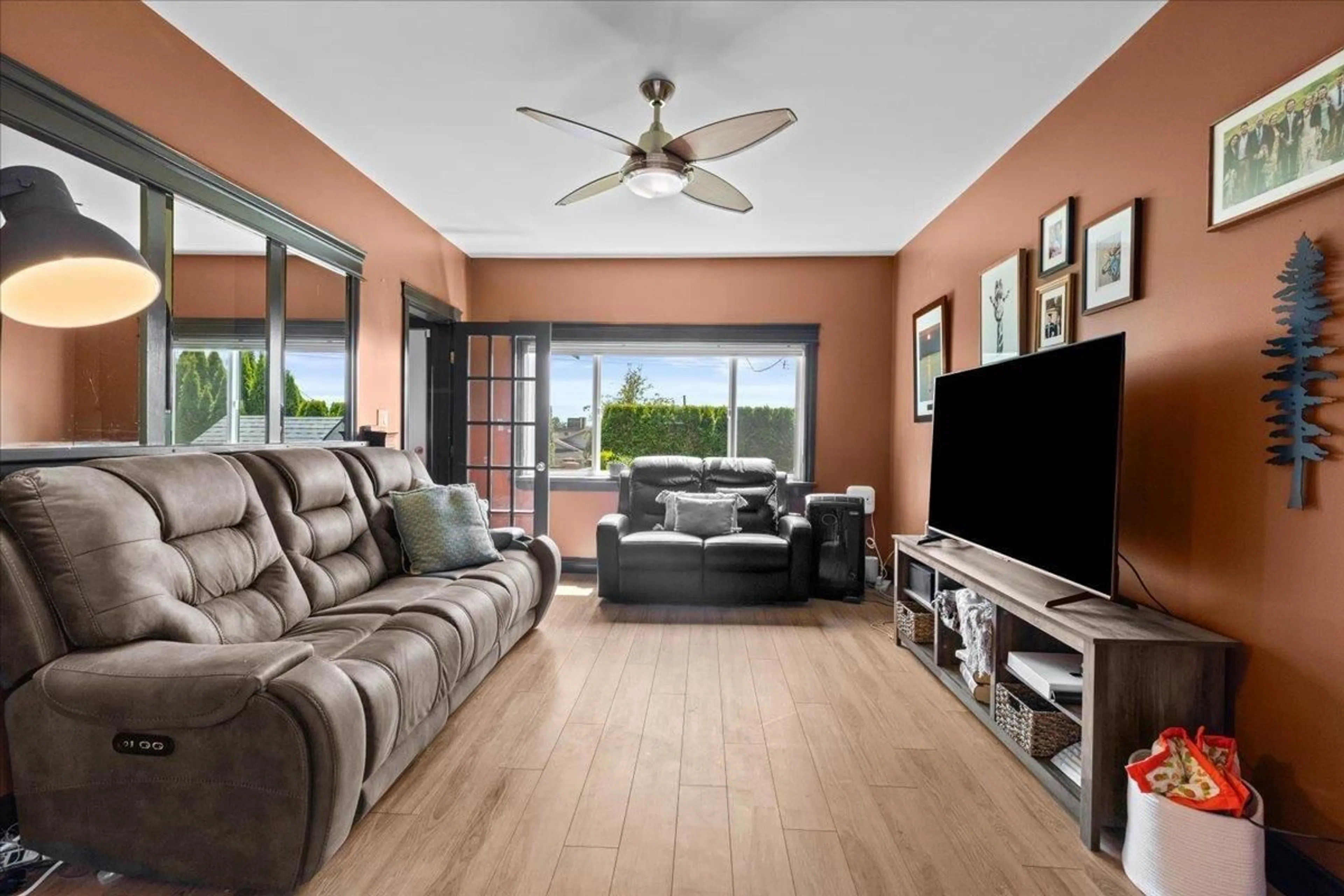 Living room with furniture, unknown for 33345 3RD, Mission British Columbia V2V1P1