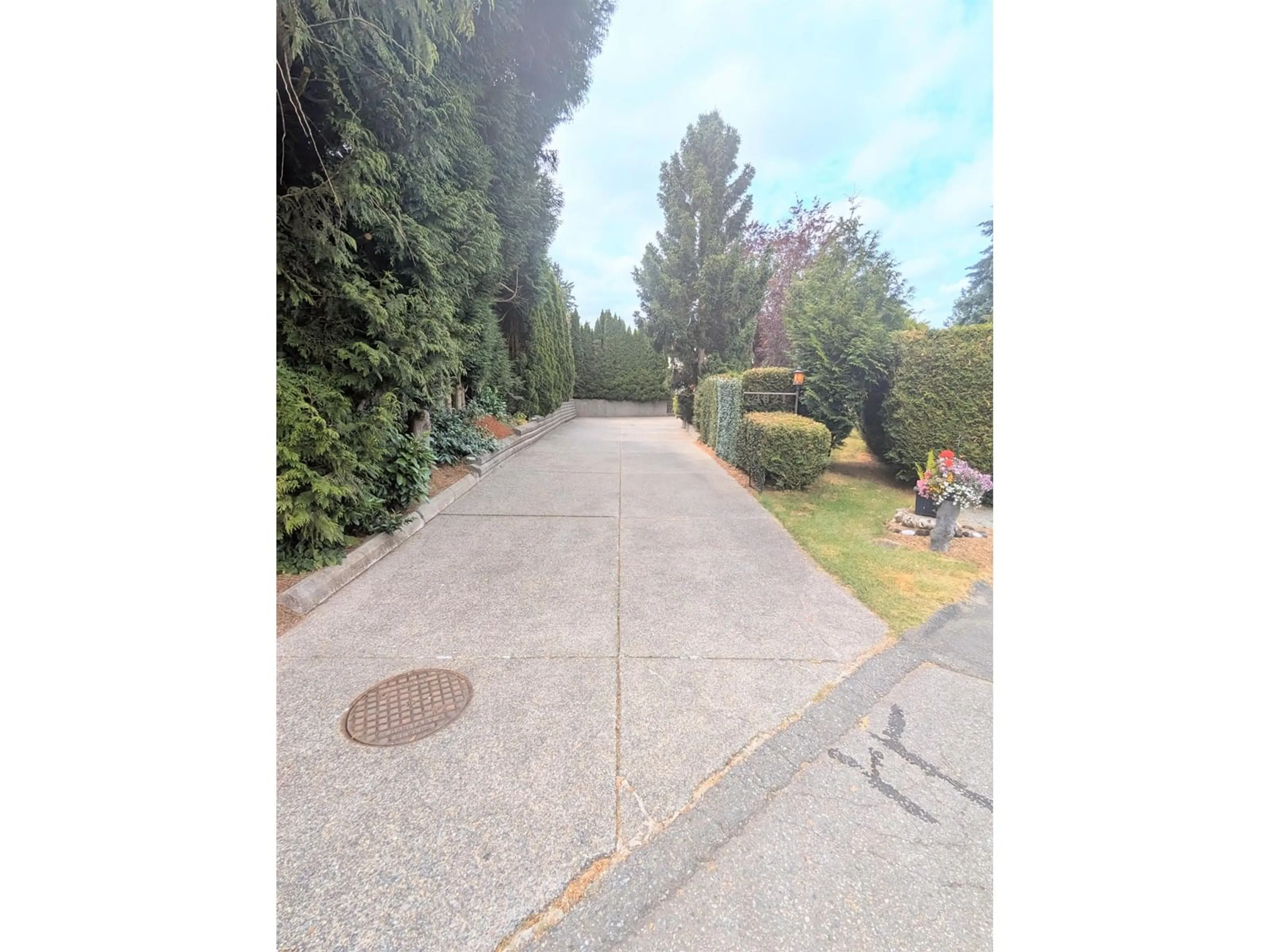 A pic from outside/outdoor area/front of a property/back of a property/a pic from drone, street for 4621 UPLANDS, Langley British Columbia V3A4P3