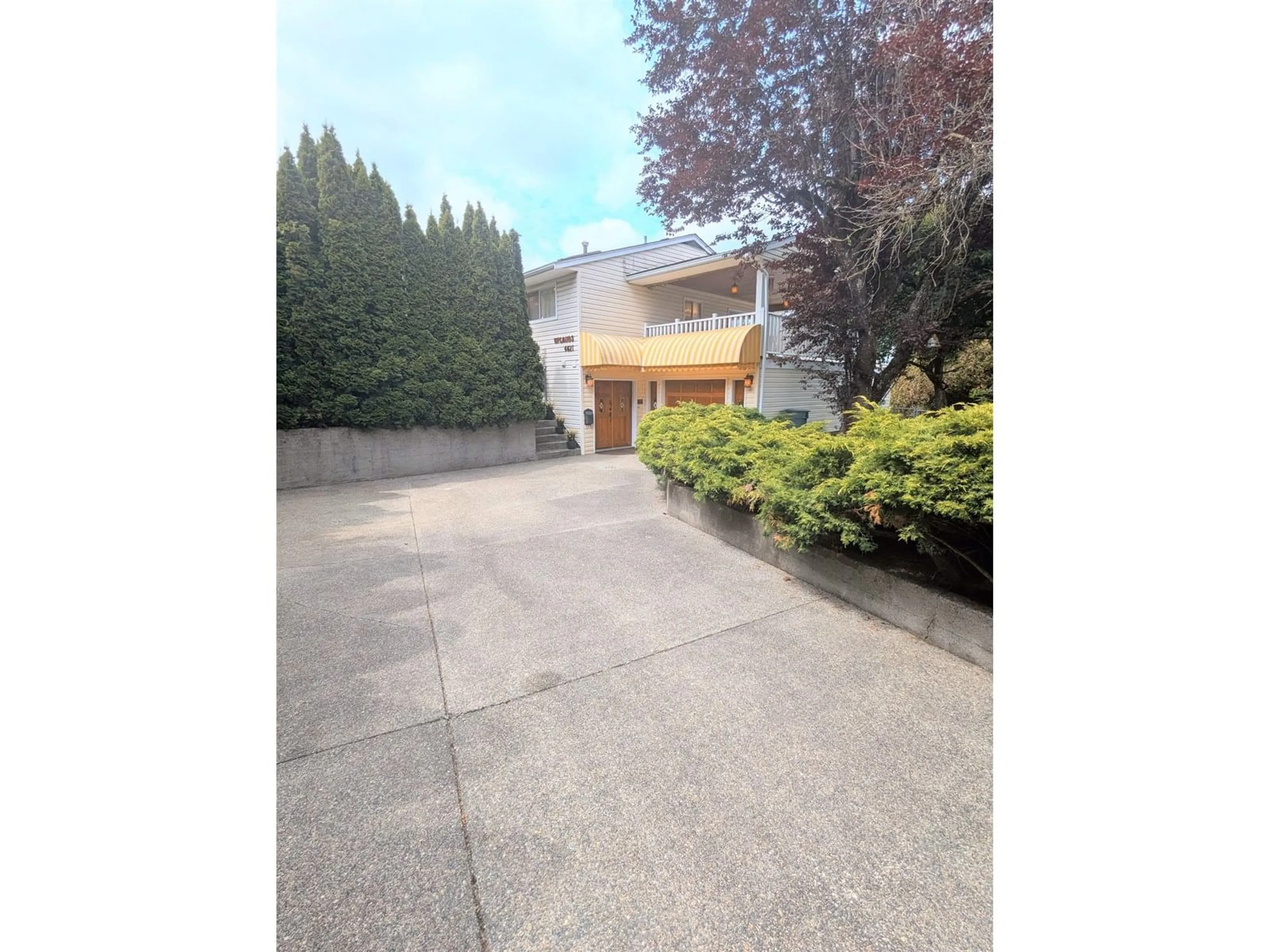 A pic from outside/outdoor area/front of a property/back of a property/a pic from drone, street for 4621 UPLANDS, Langley British Columbia V3A4P3