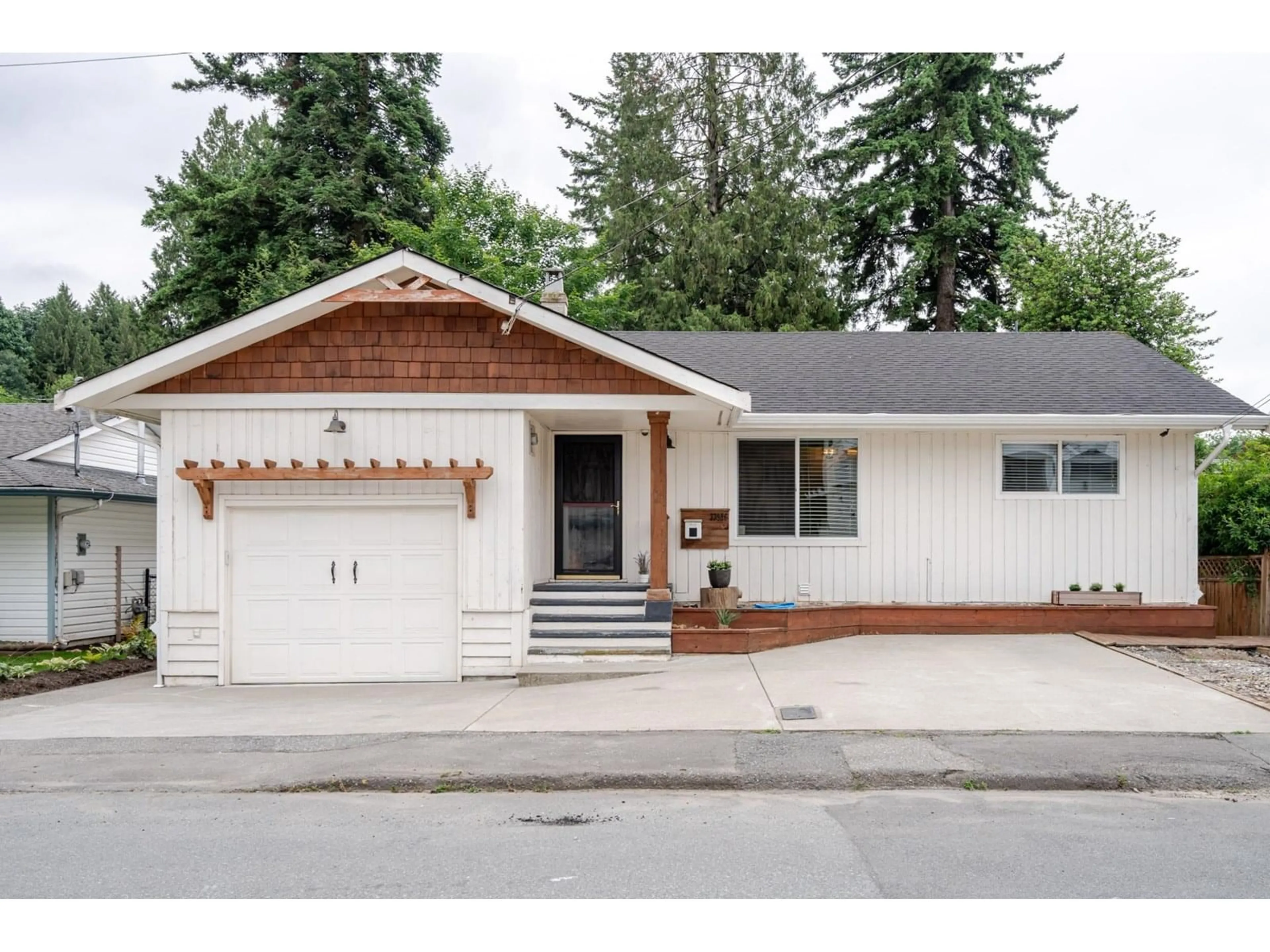 Home with vinyl exterior material, street for 33986 WALNUT, Abbotsford British Columbia V2S2S5