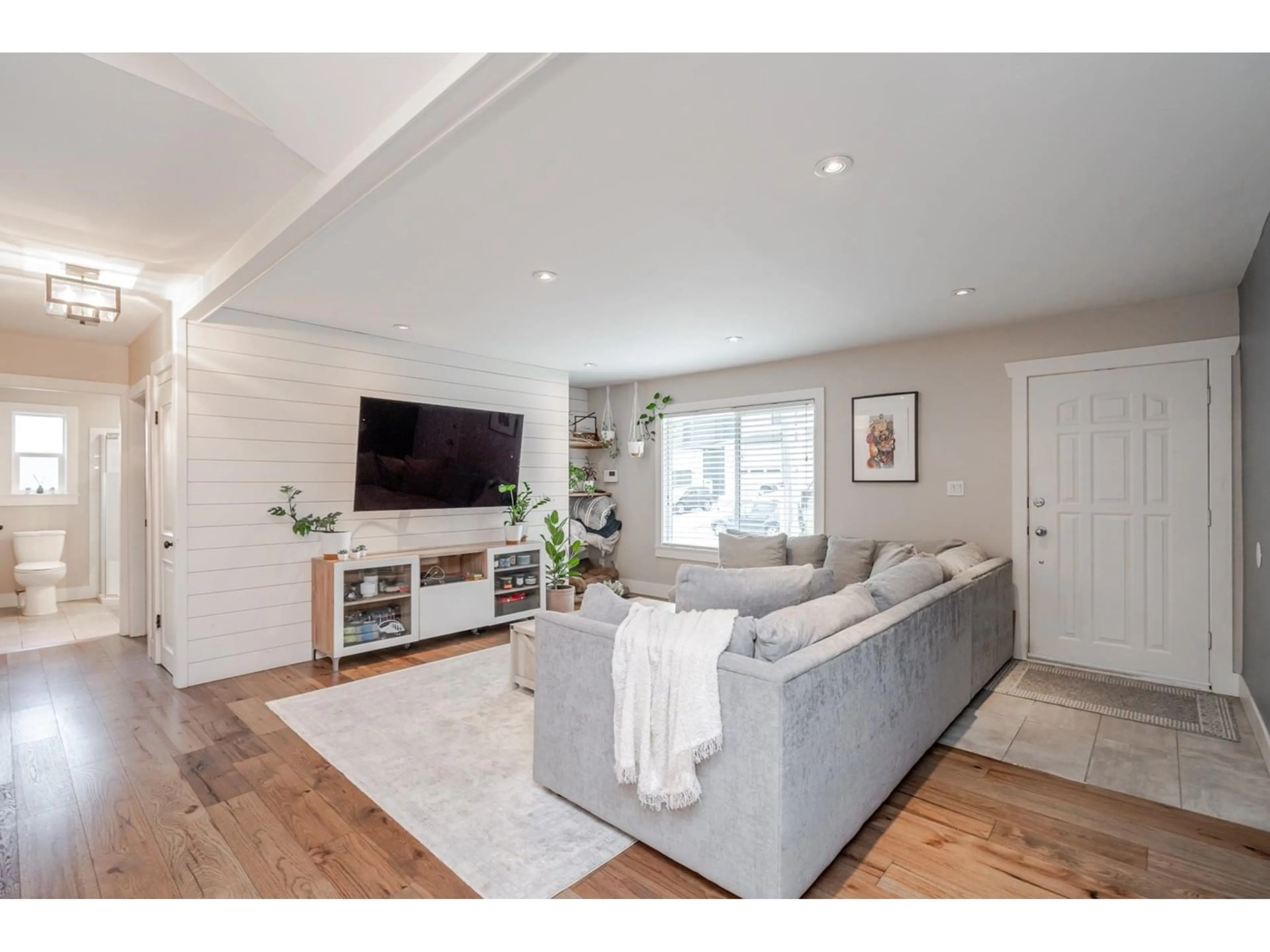 Living room with furniture, wood/laminate floor for 33986 WALNUT, Abbotsford British Columbia V2S2S5