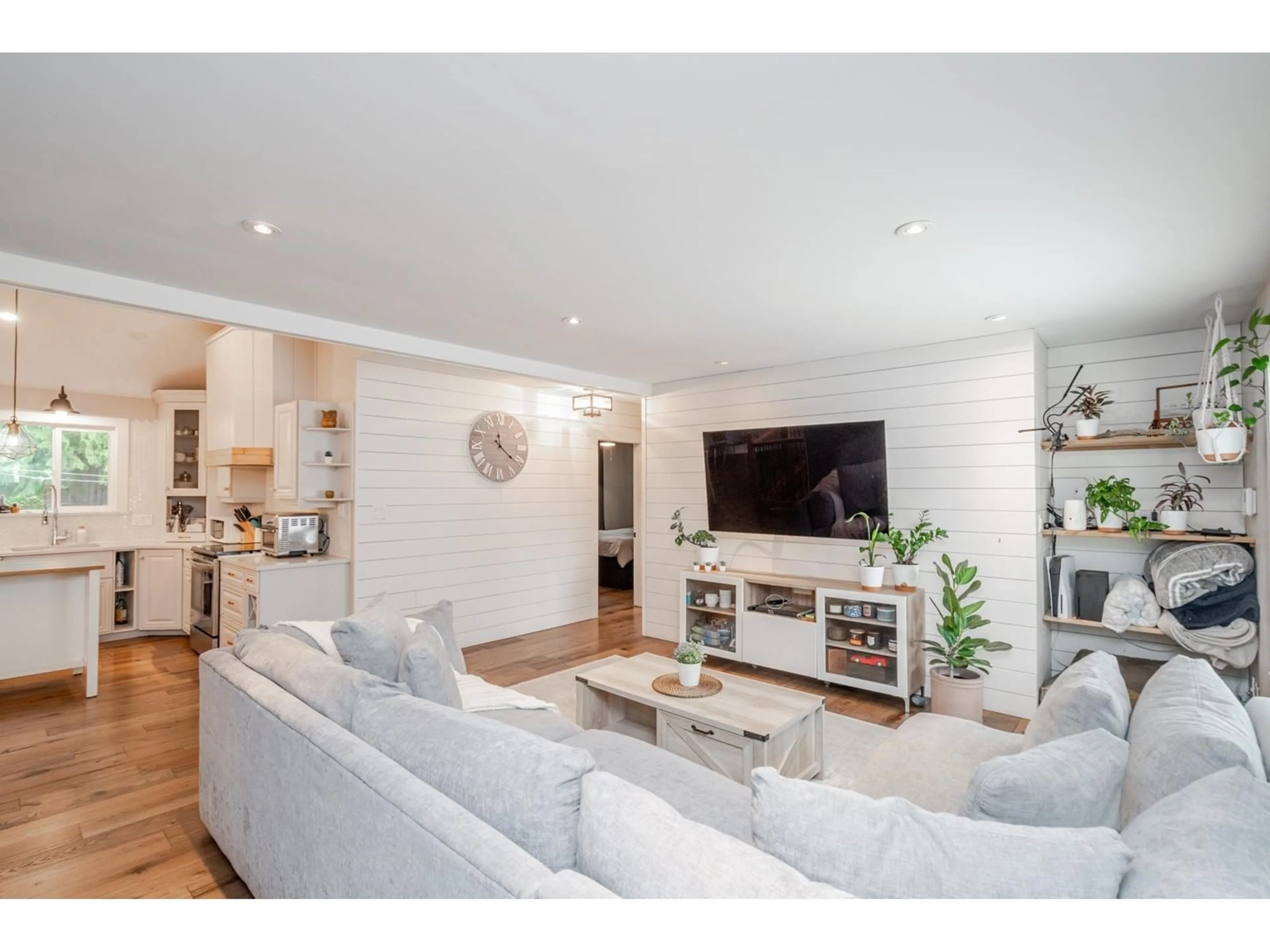 Living room with furniture, wood/laminate floor for 33986 WALNUT, Abbotsford British Columbia V2S2S5