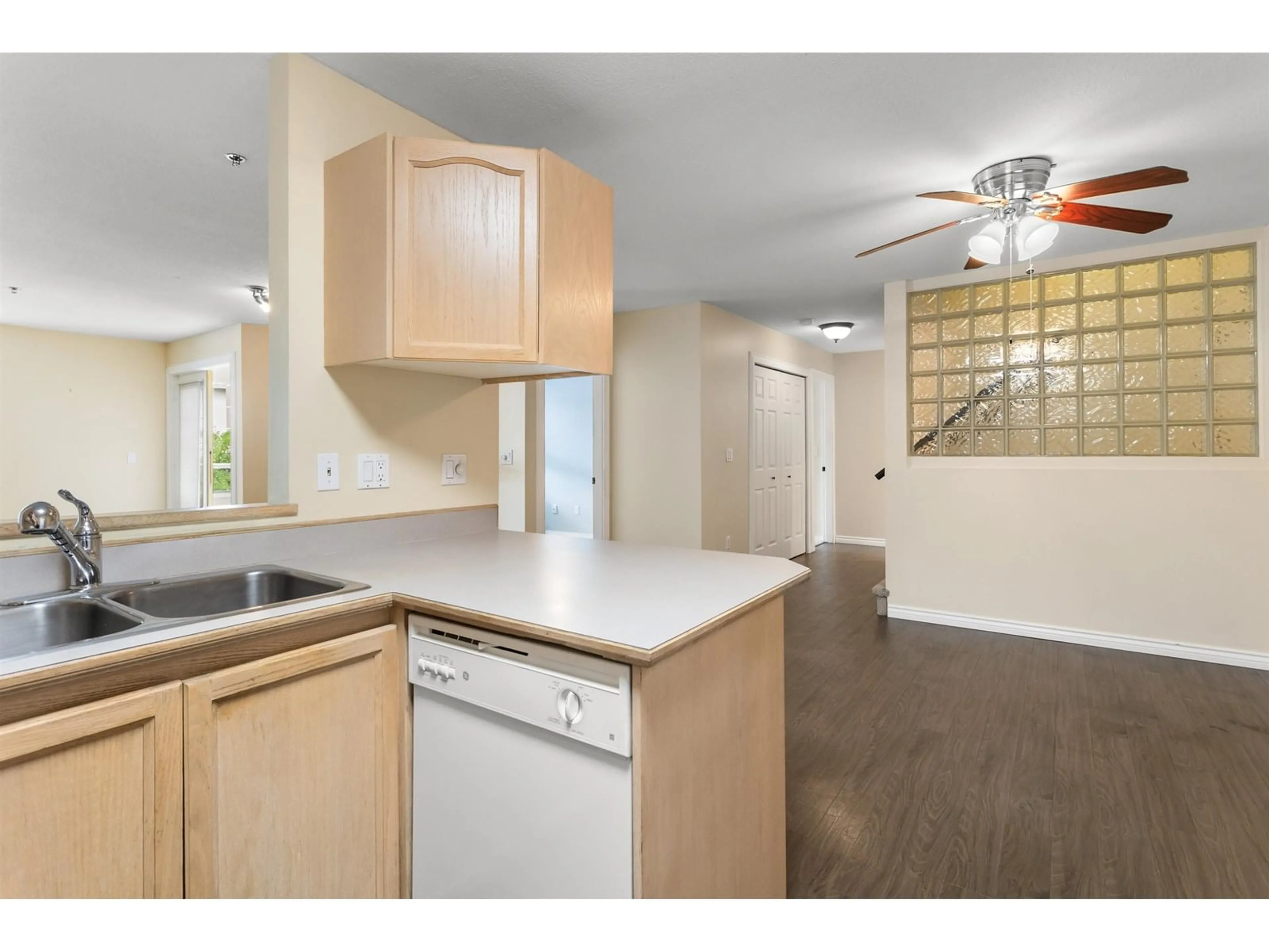 Standard kitchen, unknown for 315 - 19721 64, Langley British Columbia V2Y1L1