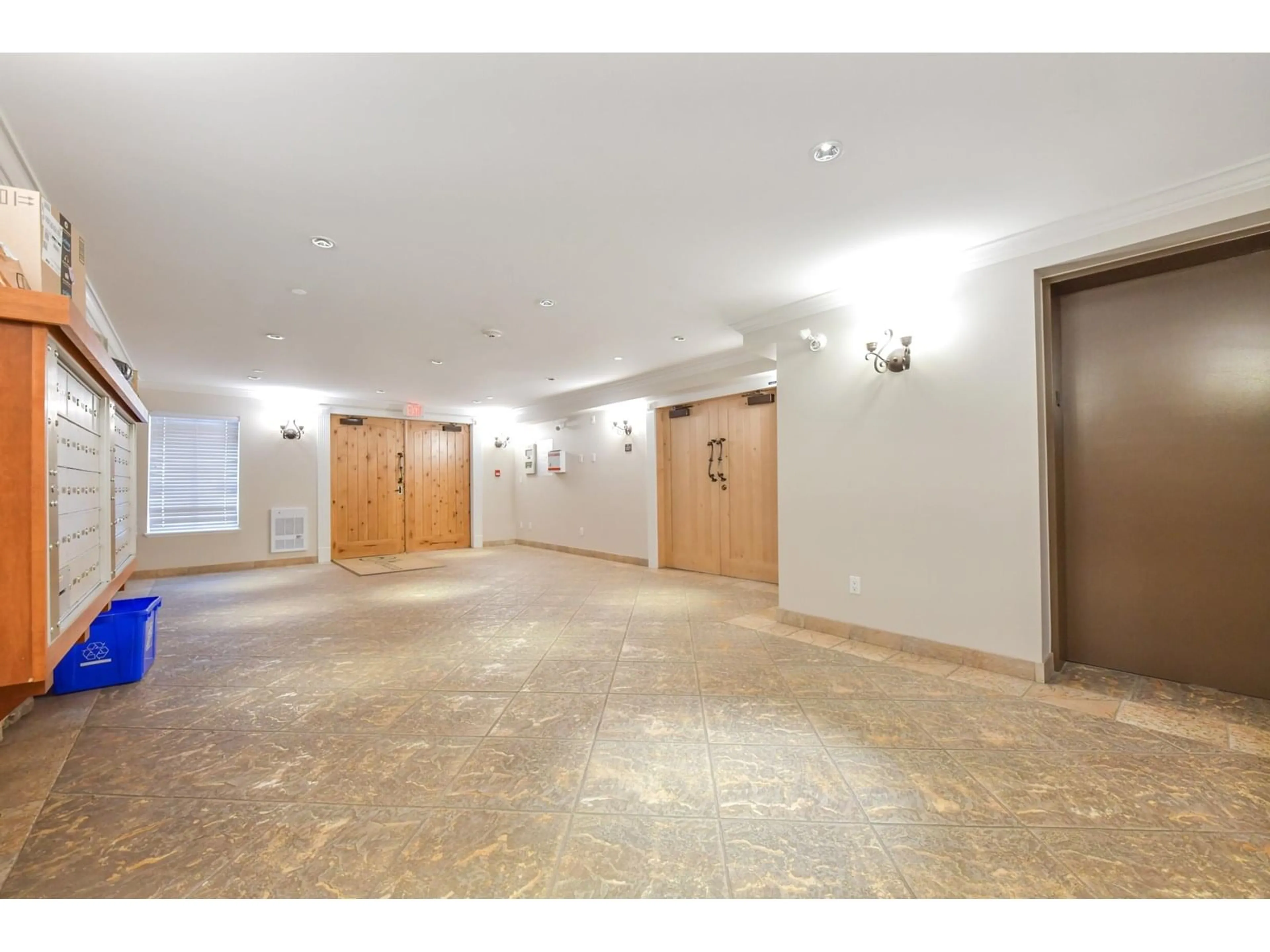 Indoor foyer for 304 - 8717 160, Surrey British Columbia V4N5X7
