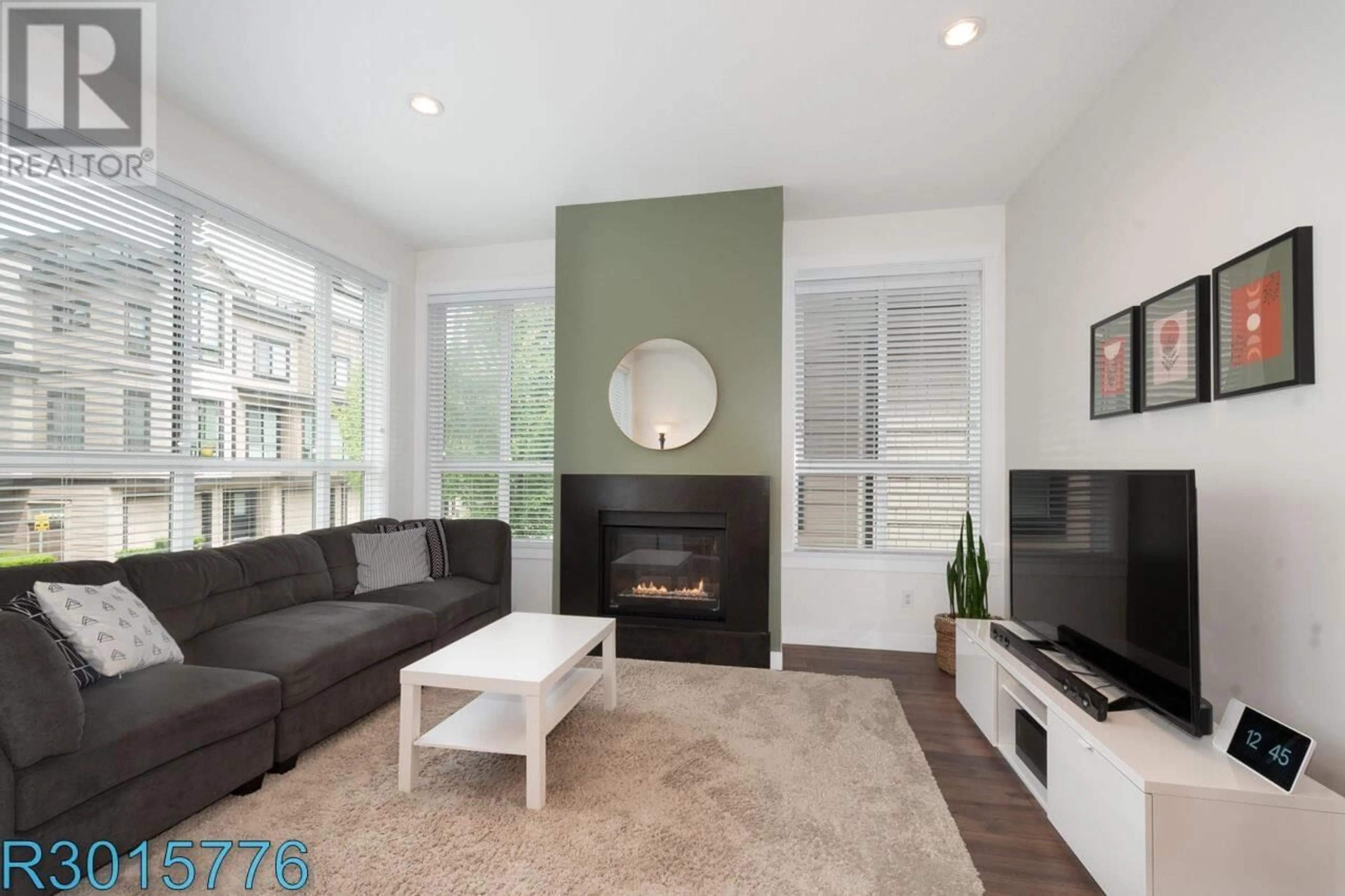 Living room with furniture, wood/laminate floor for 7 - 100 WOOD STREET, New Westminster British Columbia V3M0H6