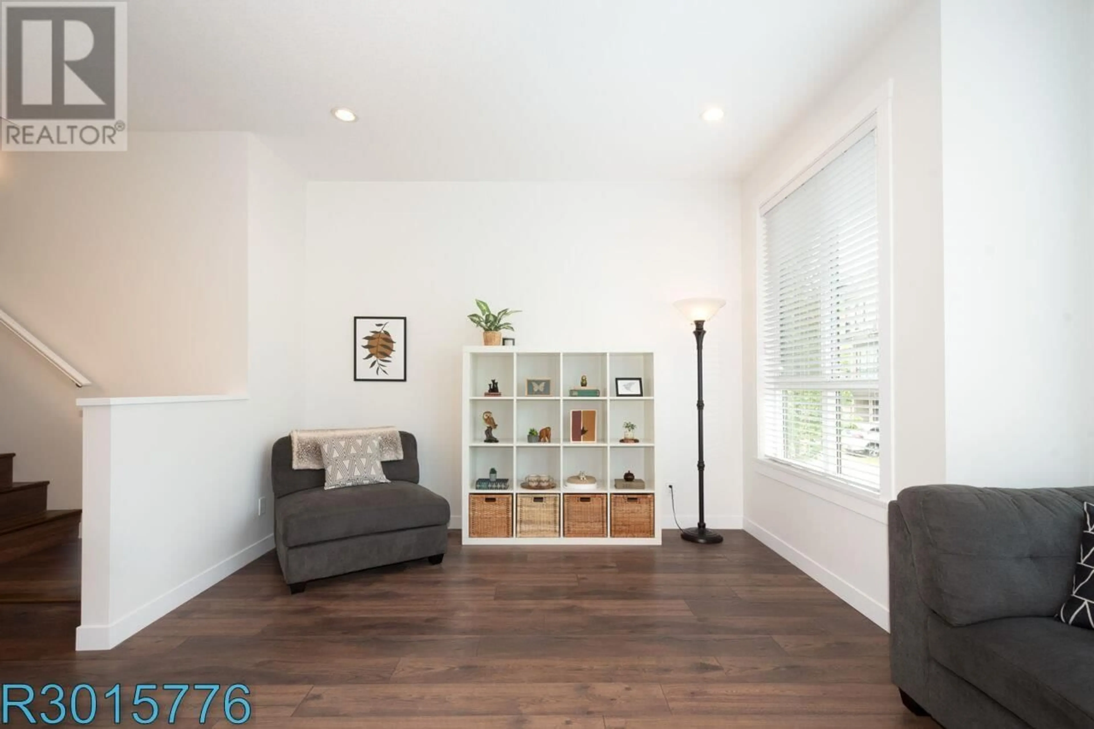 Living room with furniture, wood/laminate floor for 7 - 100 WOOD STREET, New Westminster British Columbia V3M0H6