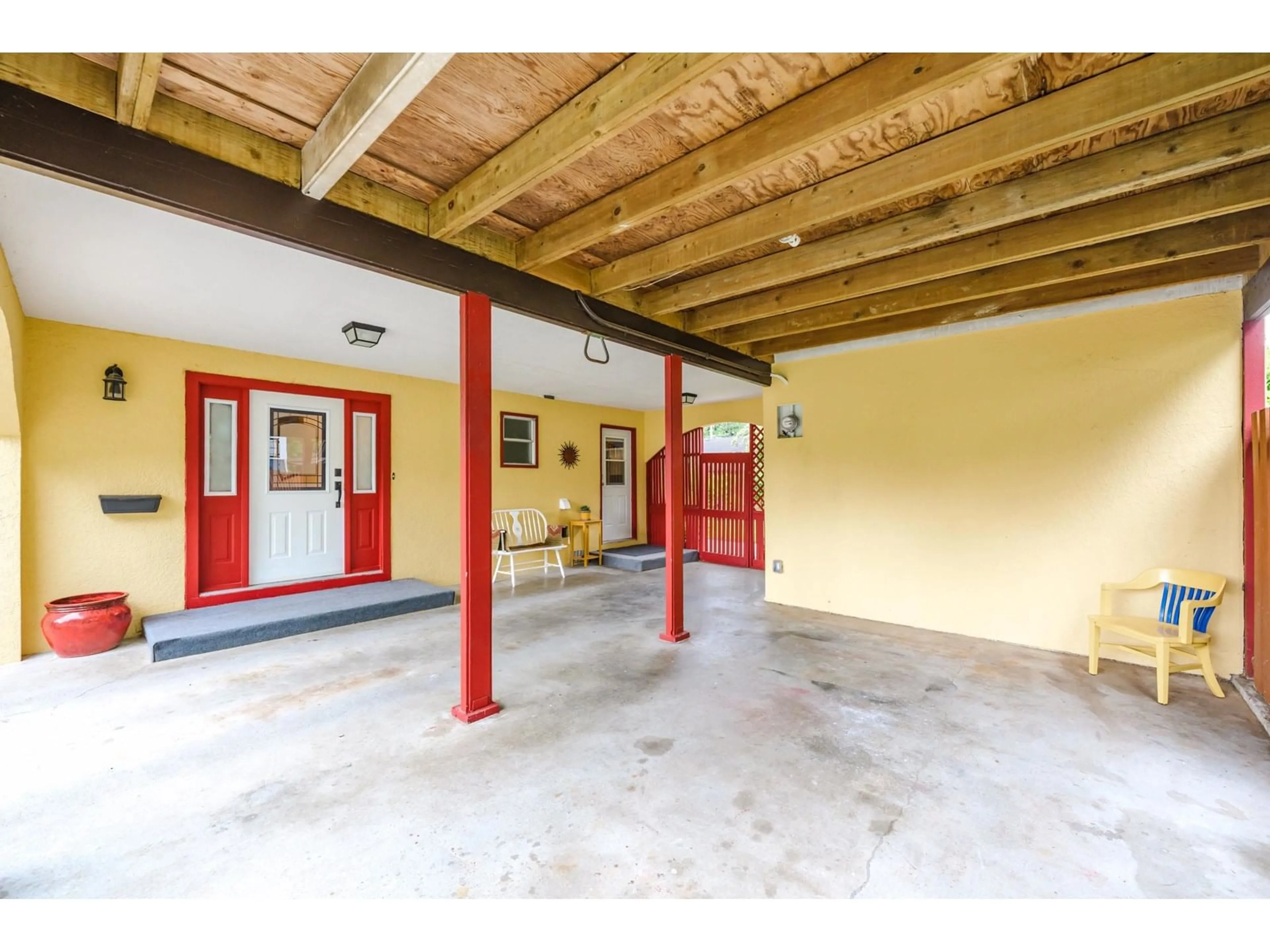 Indoor foyer for 33318 HOLLAND, Abbotsford British Columbia V2S1E9