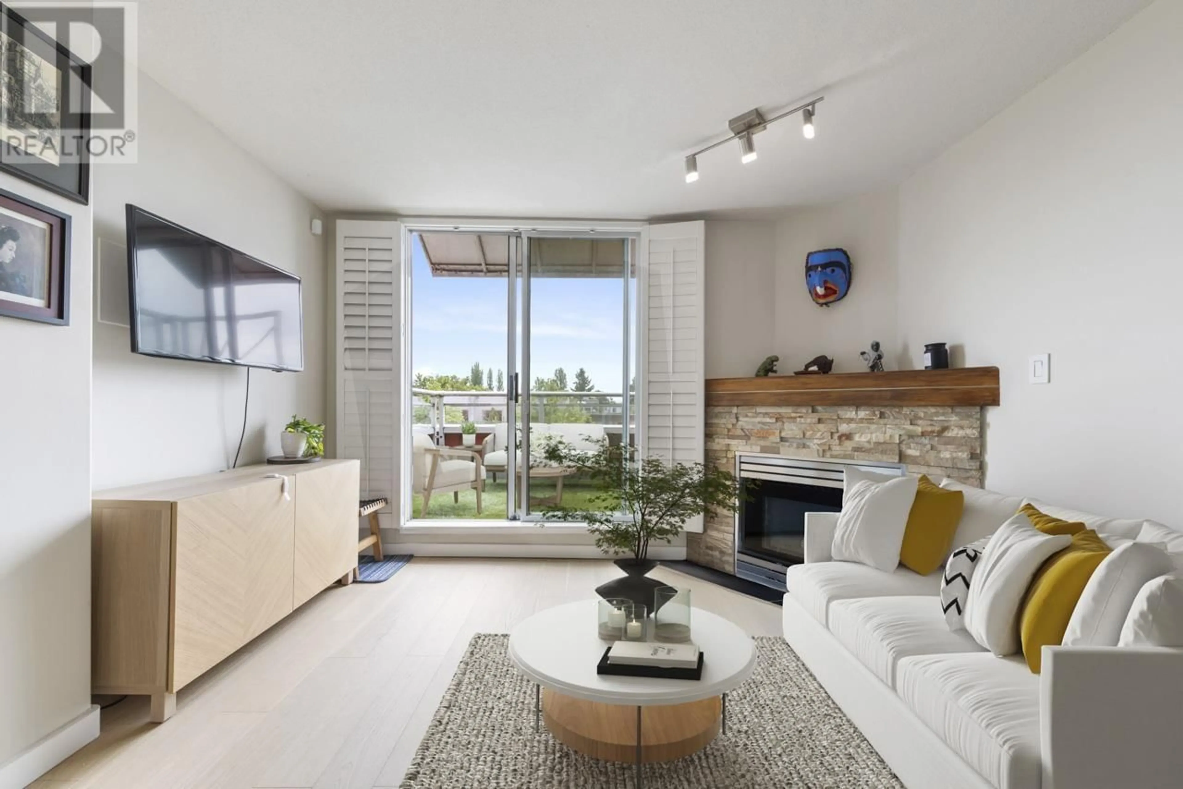 Living room with furniture, unknown for 417 - 2255 4TH AVENUE, Vancouver British Columbia V6K1N9