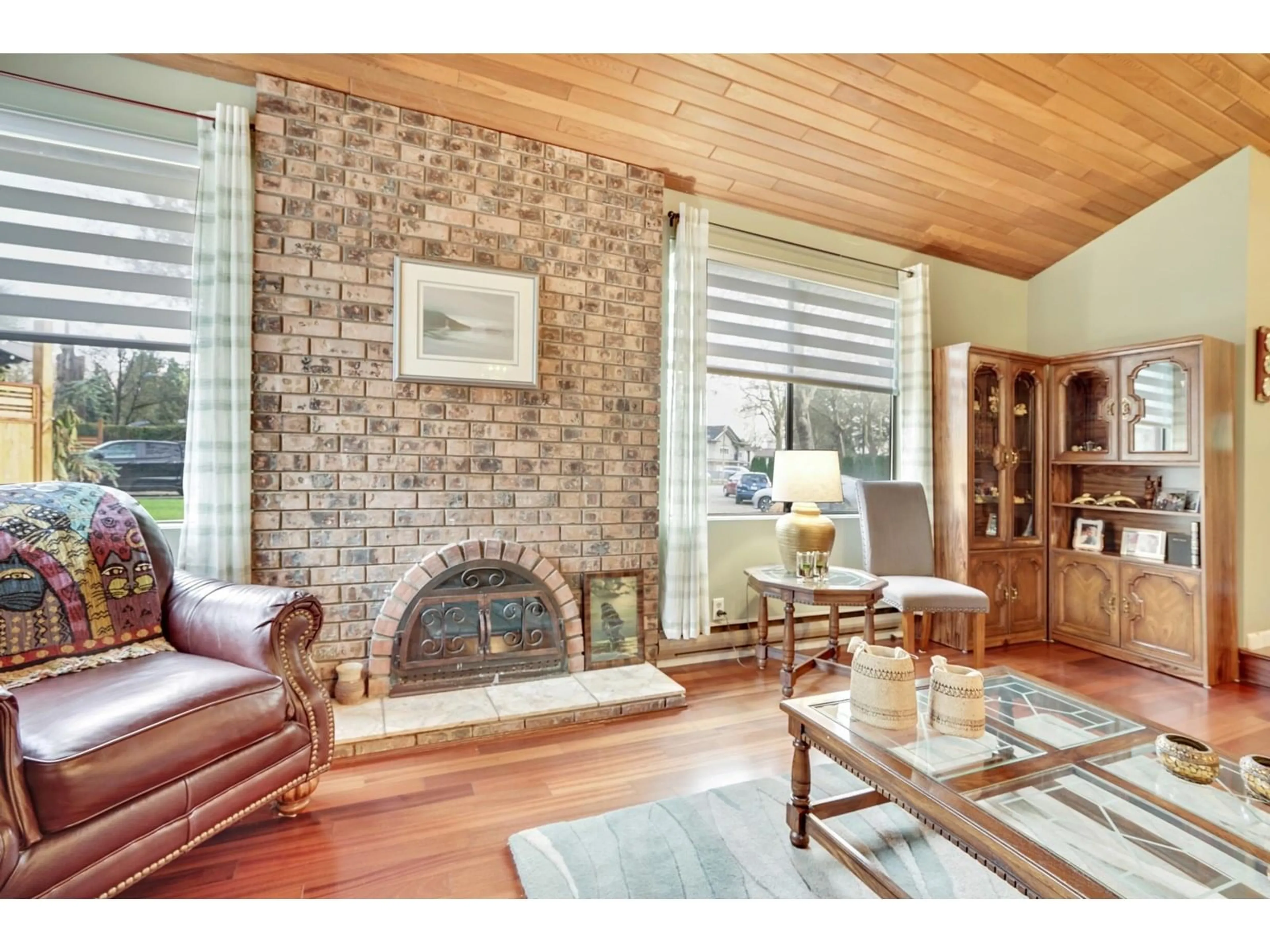 Living room with furniture, wood/laminate floor for 8913 JEDBURGH, Surrey British Columbia V3V6S1