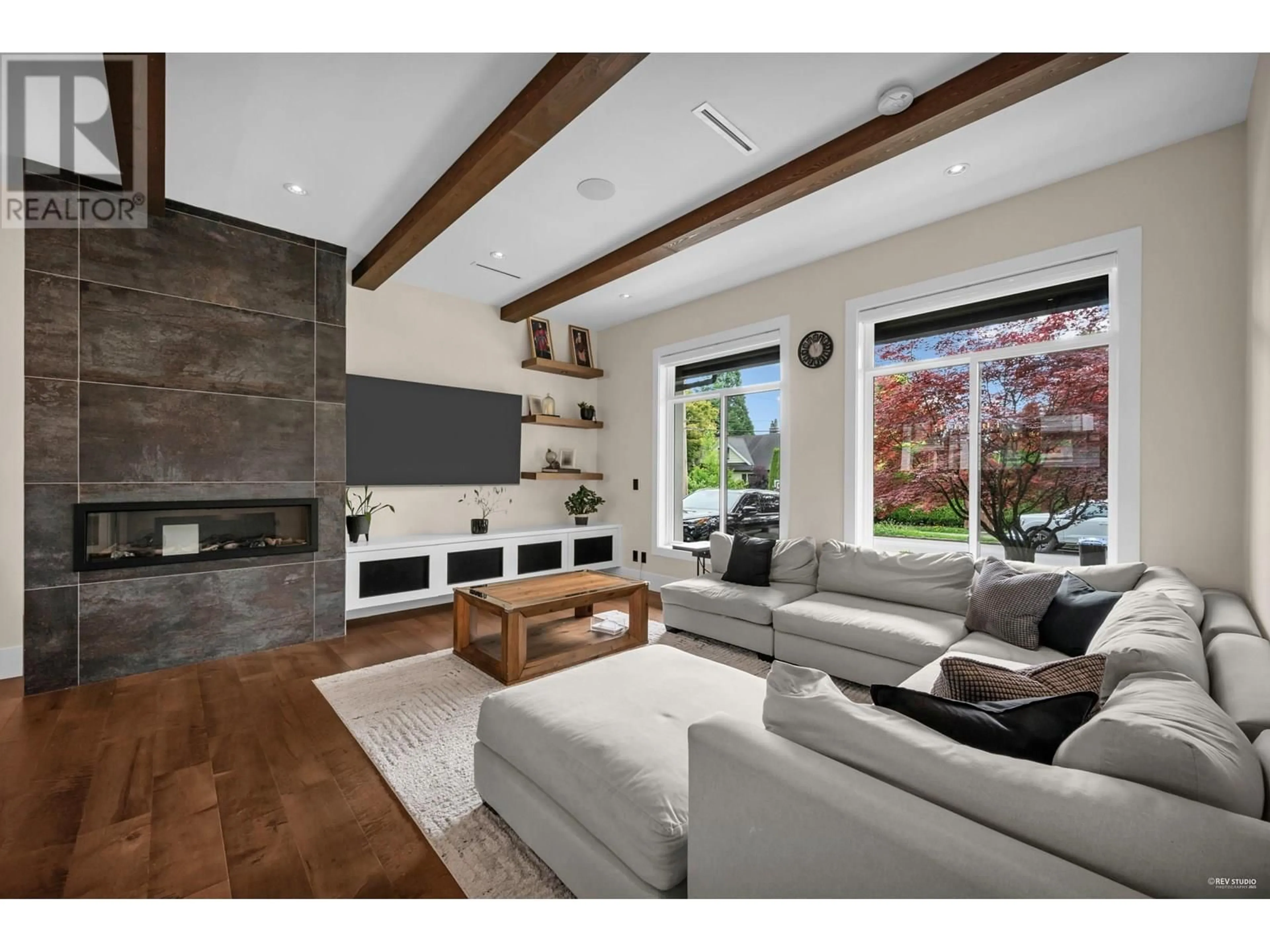 Living room with furniture, unknown for 929 FOURTH STREET, New Westminster British Columbia V3L2X1