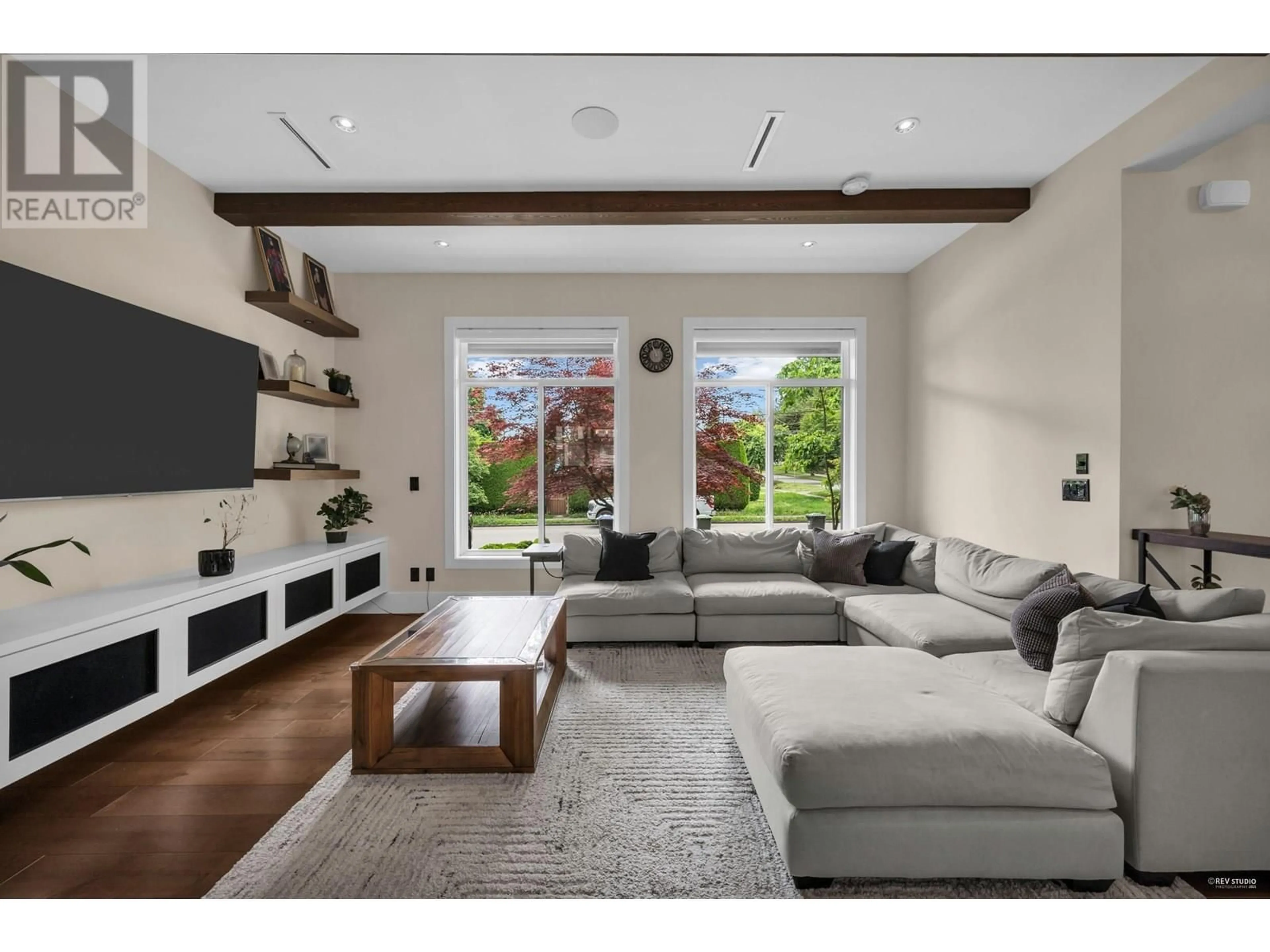 Living room with furniture, unknown for 929 FOURTH STREET, New Westminster British Columbia V3L2X1