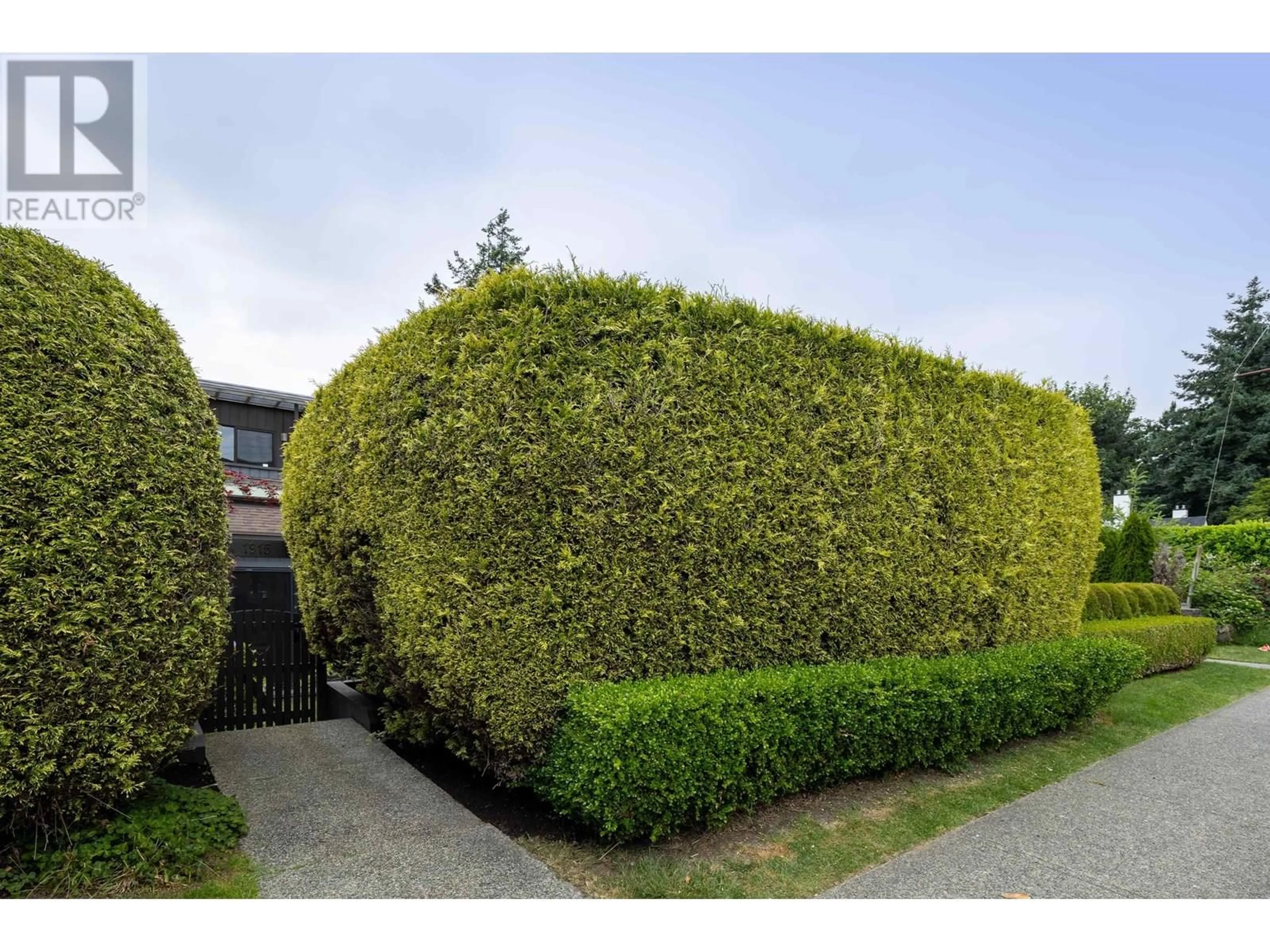 A pic from outside/outdoor area/front of a property/back of a property/a pic from drone, street for 1915 CHESTERFIELD AVE, North Vancouver British Columbia V7M2P4