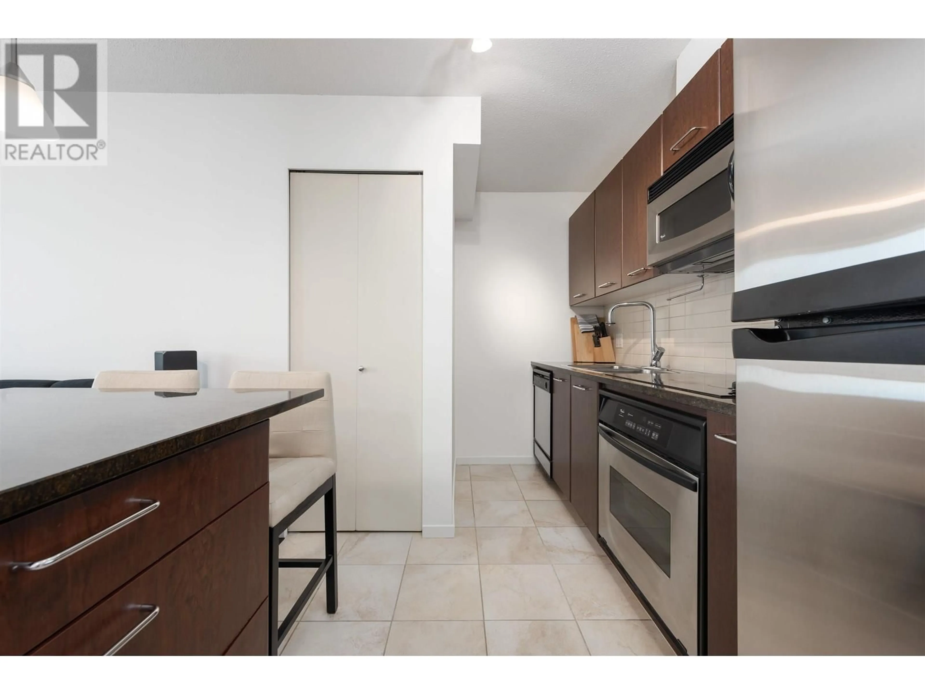 Standard kitchen, ceramic/tile floor for 1005 - 1199 SEYMOUR STREET, Vancouver British Columbia V6B1K3
