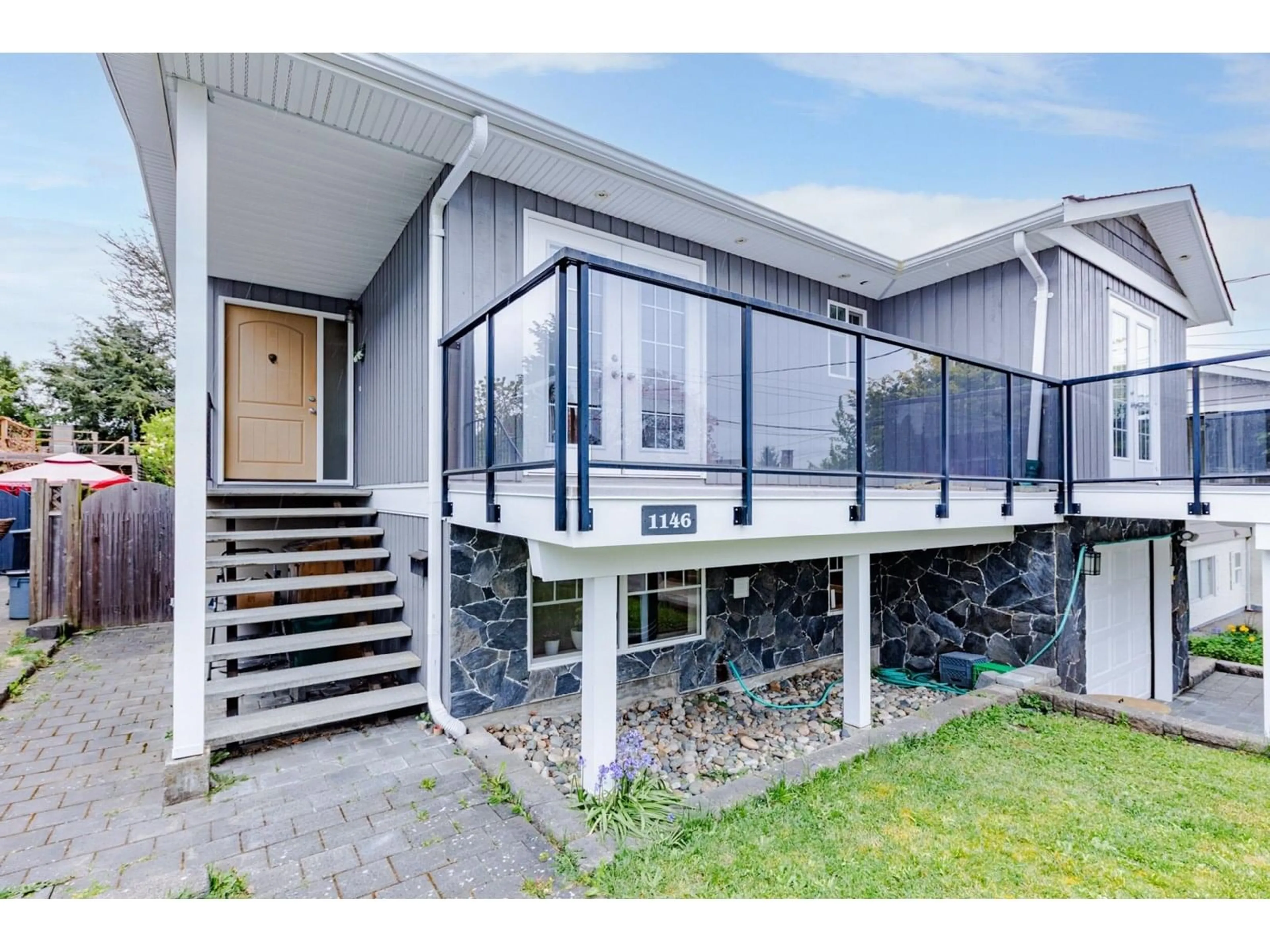 Home with vinyl exterior material, street for 1146 KEIL, White Rock British Columbia V4B4W1