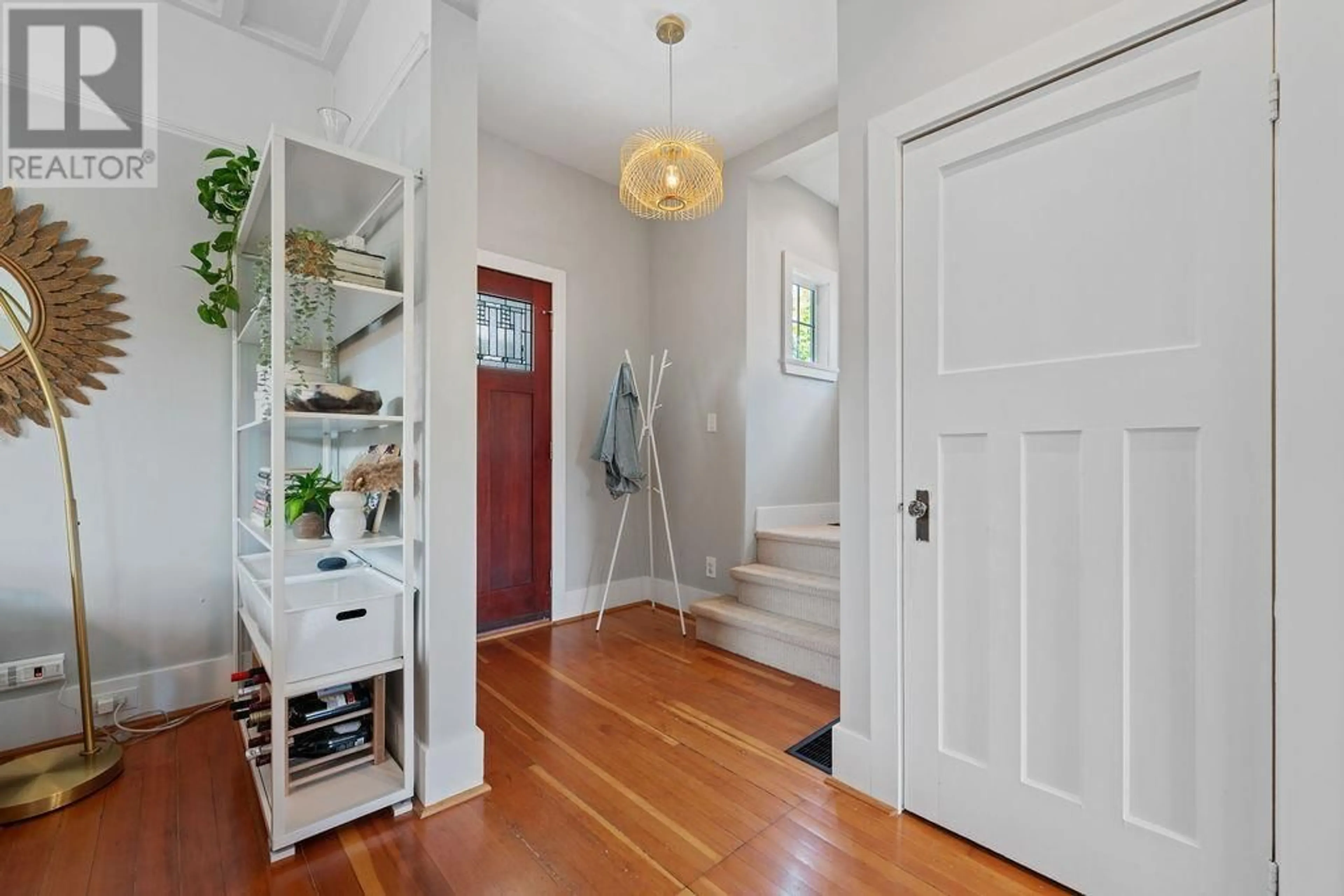 Indoor entryway for 1750 MCGUIRE AVENUE, North Vancouver British Columbia V7P3B1