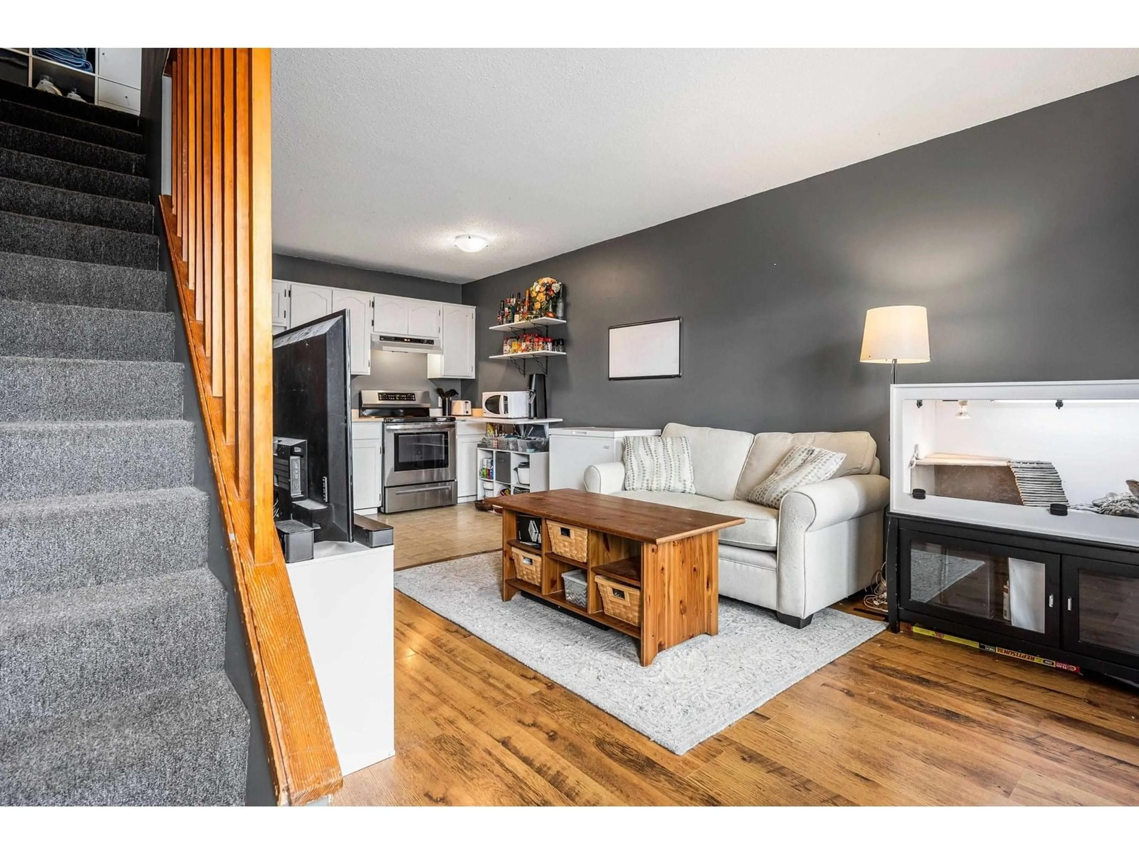 Living room with furniture, wood/laminate floor for 6 - 45882 CHEAM AVENUE, Chilliwack British Columbia V2P1N6