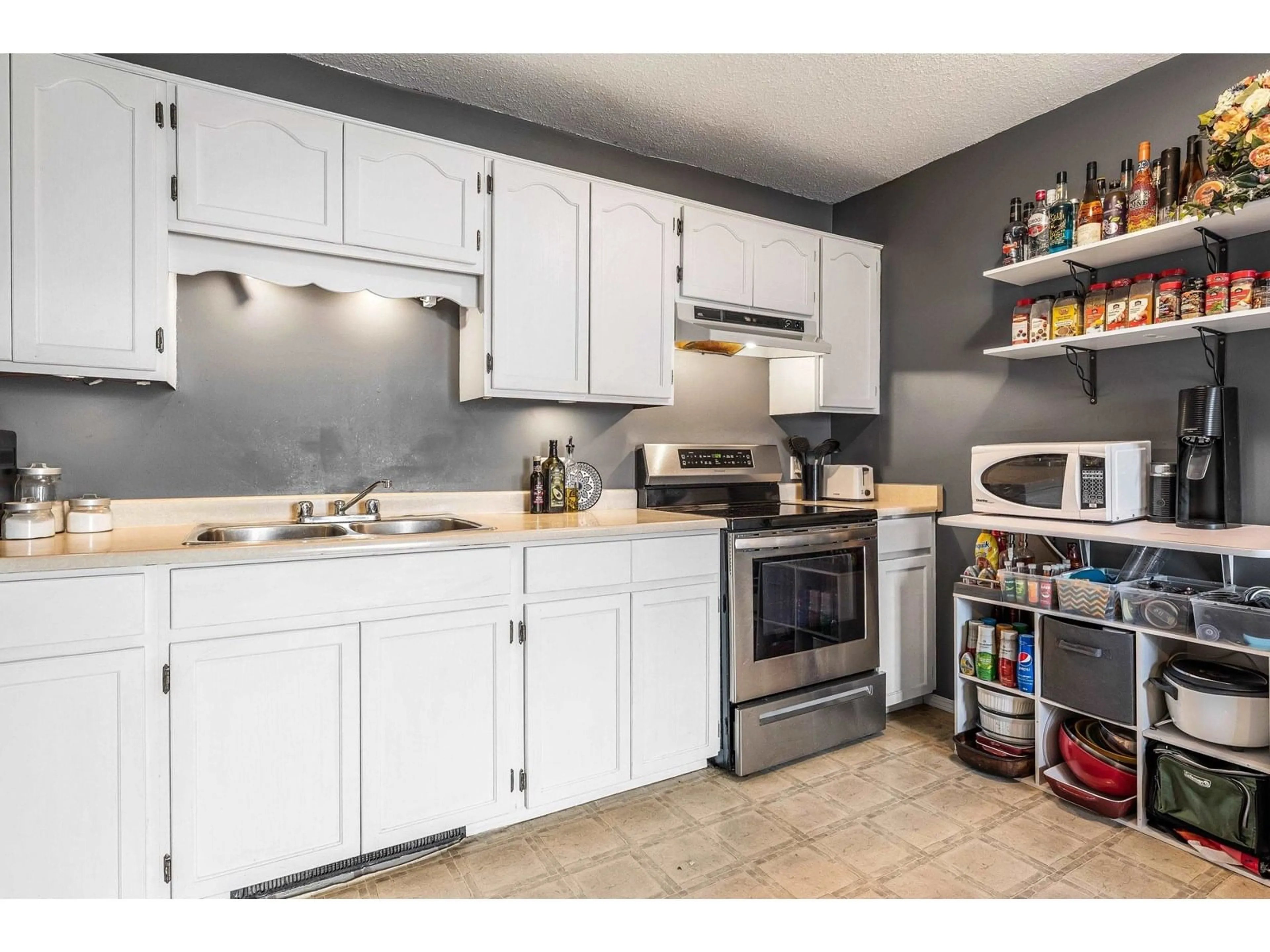 Standard kitchen, unknown for 6 - 45882 CHEAM AVENUE, Chilliwack British Columbia V2P1N6