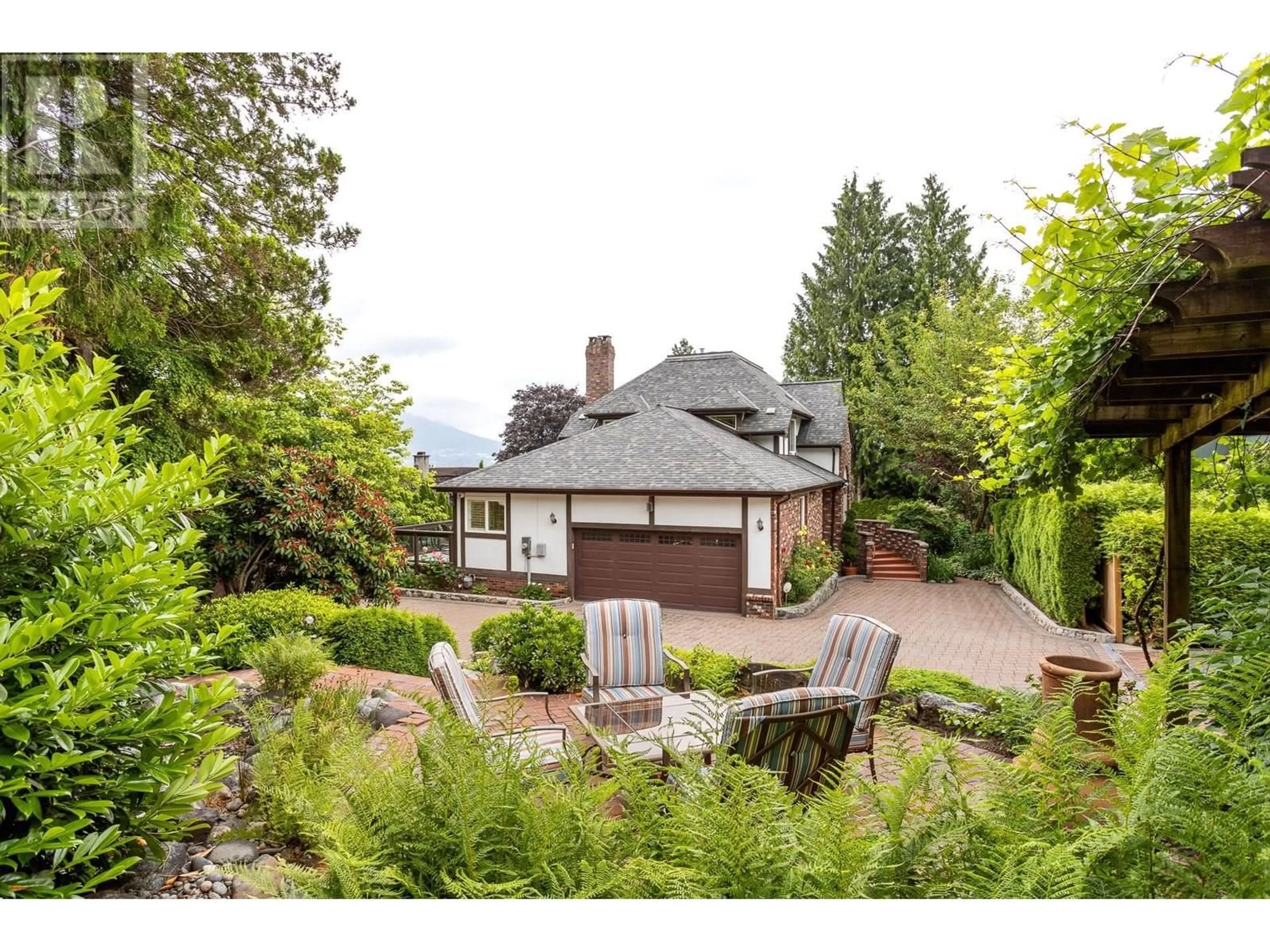 A pic from outside/outdoor area/front of a property/back of a property/a pic from drone, street for 2953 ADMIRAL COURT, Coquitlam British Columbia V3C4E8