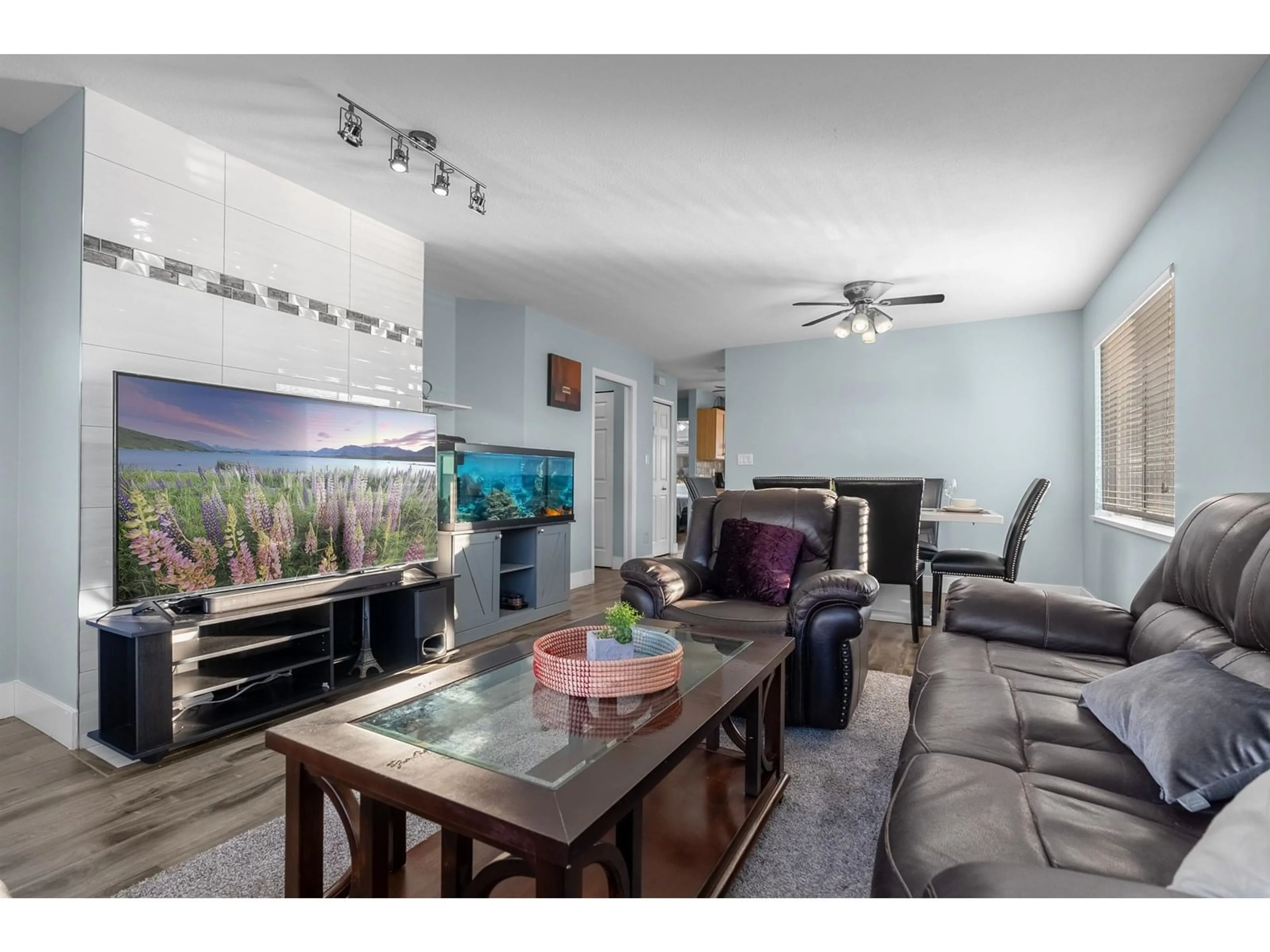 Living room with furniture, wood/laminate floor for 17 - 3070 TOWNLINE, Abbotsford British Columbia V2T5M2