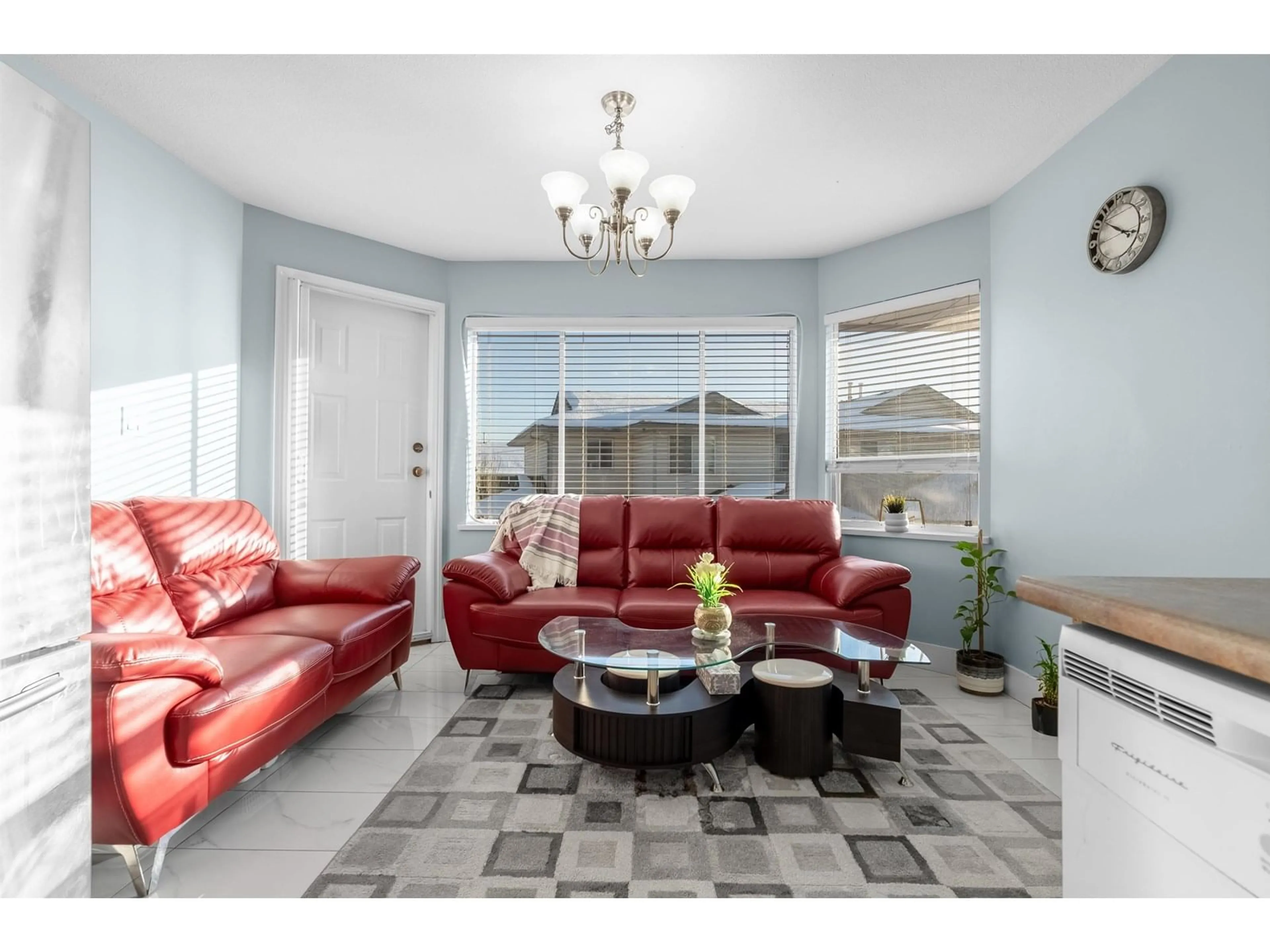 Living room with furniture, unknown for 17 - 3070 TOWNLINE, Abbotsford British Columbia V2T5M2