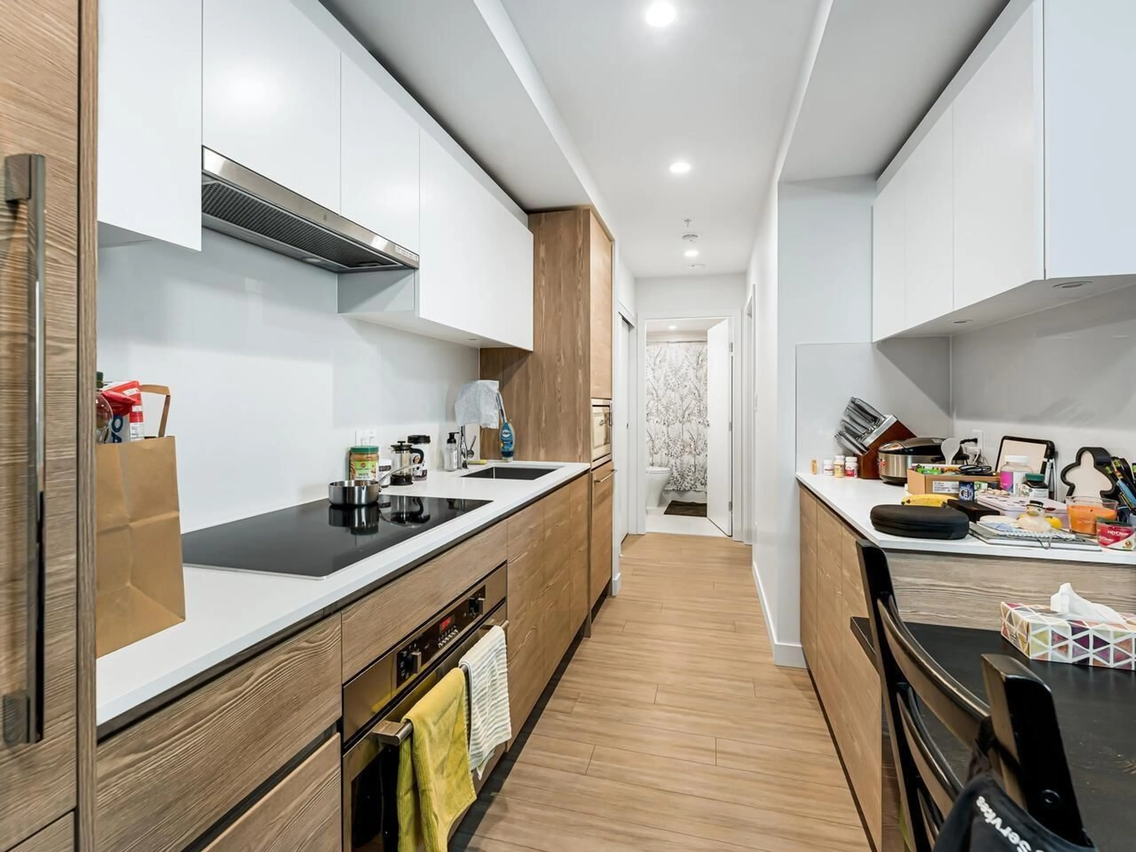 Standard kitchen, wood/laminate floor for 2601 - 13655 FRASER, Surrey British Columbia V3T0P8