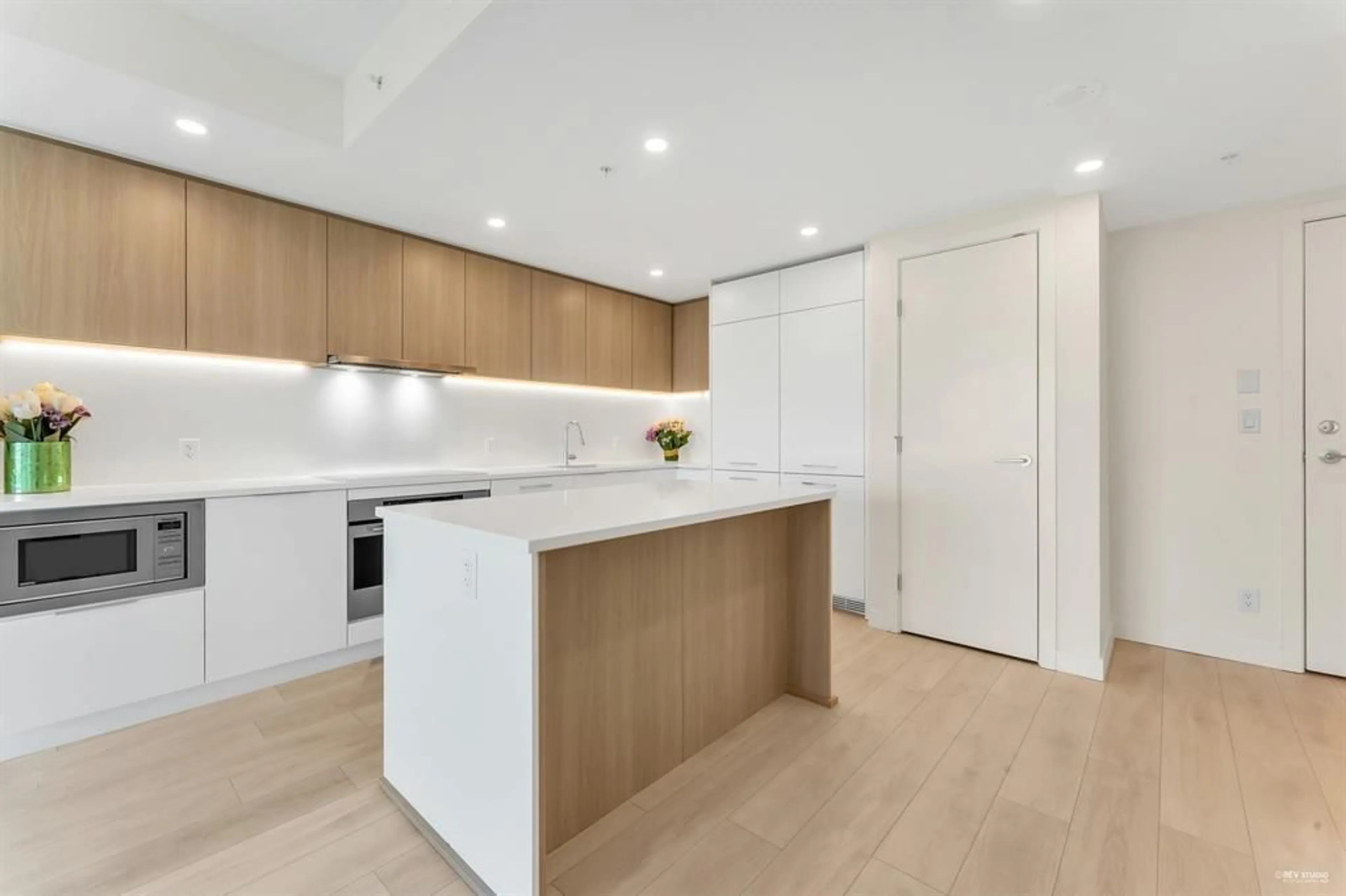 Open concept kitchen, wood/laminate floor for 1902 - 13318 104, Surrey British Columbia V3T0R2