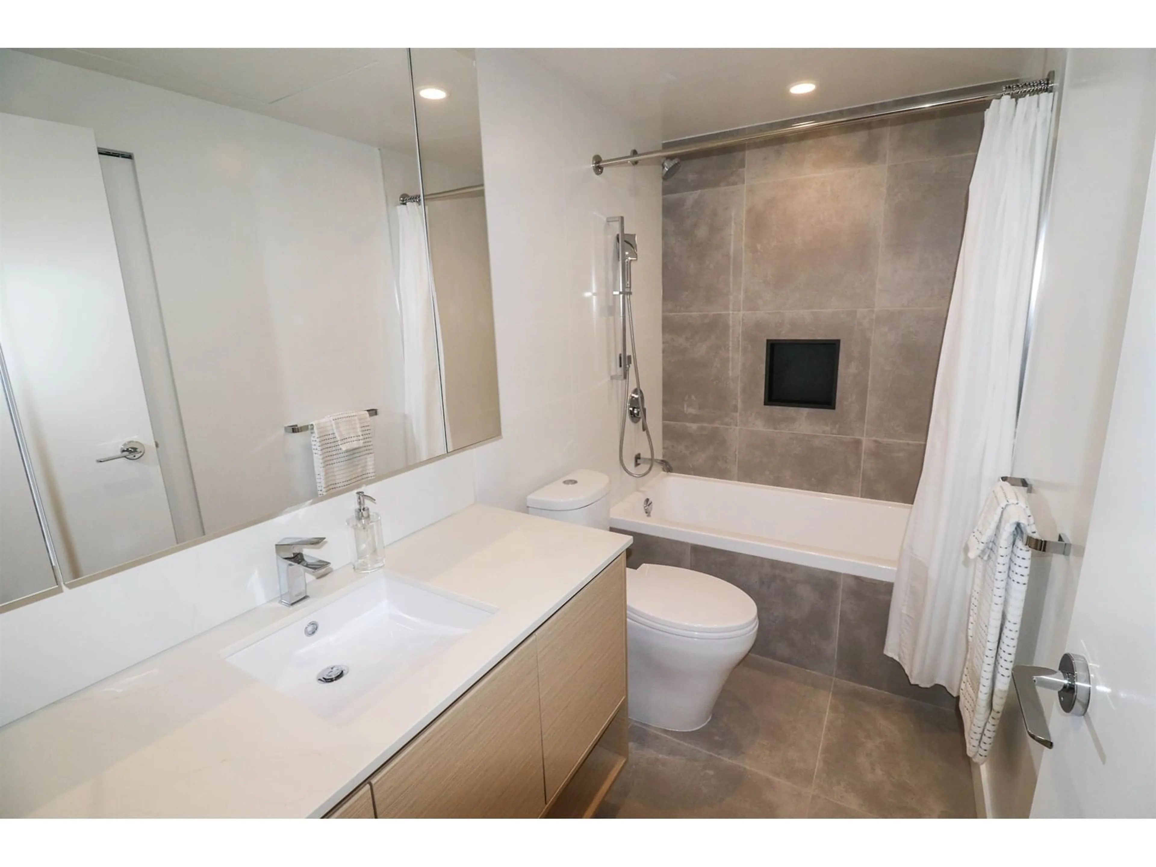 Contemporary bathroom, ceramic/tile floor for 2107 - 13725 GEORGE JUNCTION, Surrey British Columbia V3T0R1
