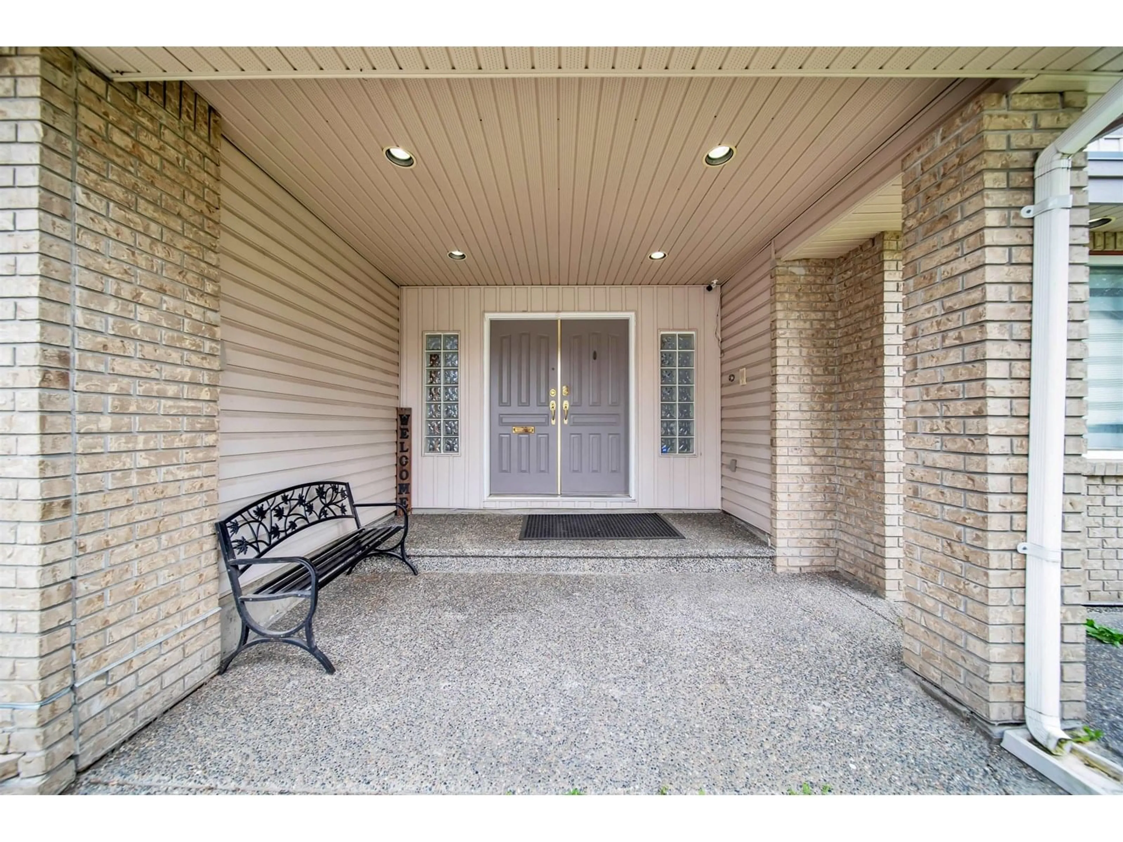 Indoor entryway for 12462 93A, Surrey British Columbia V3V7J5