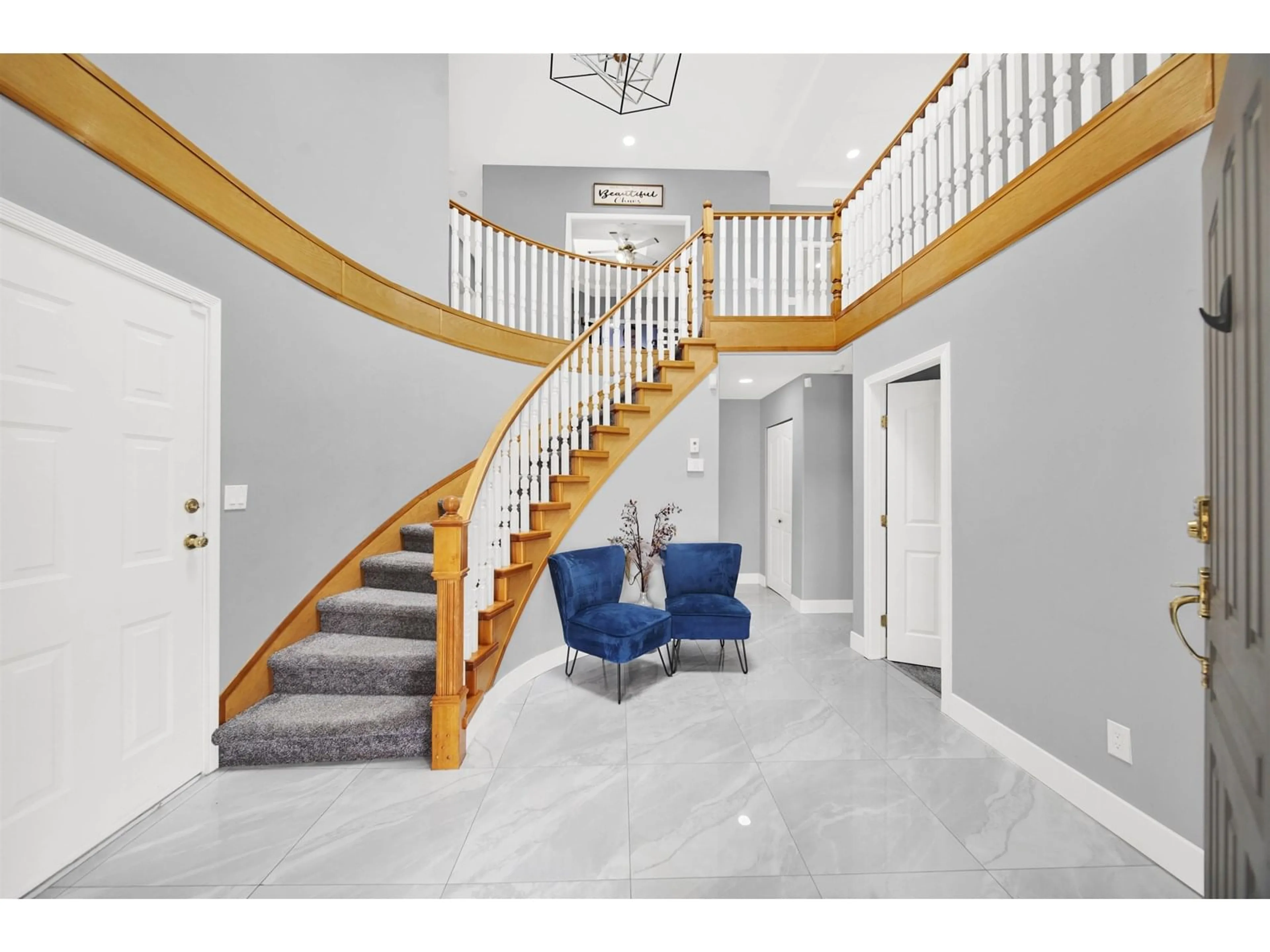 Indoor foyer for 12462 93A, Surrey British Columbia V3V7J5