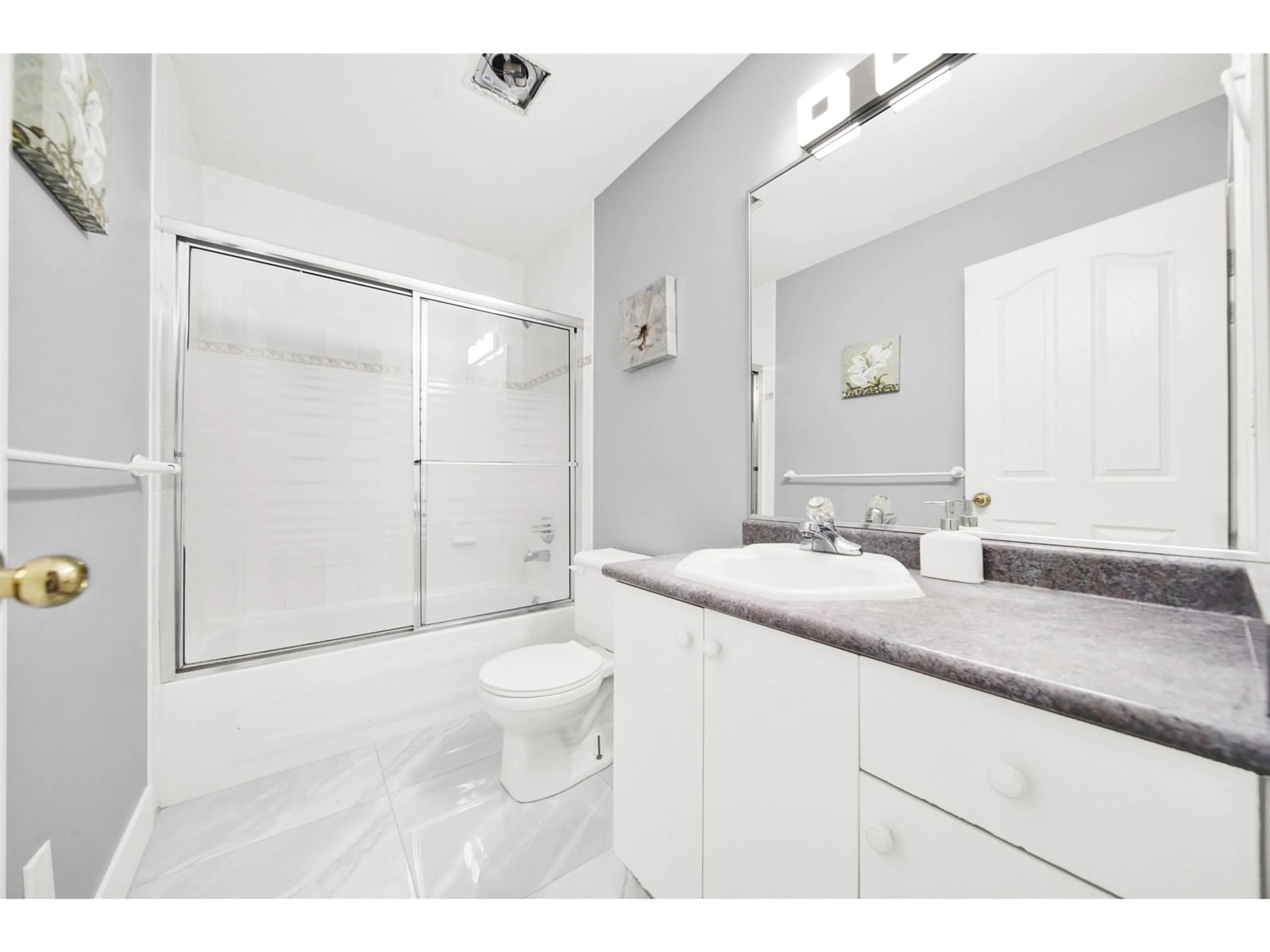 Standard bathroom, ceramic/tile floor for 12462 93A, Surrey British Columbia V3V7J5