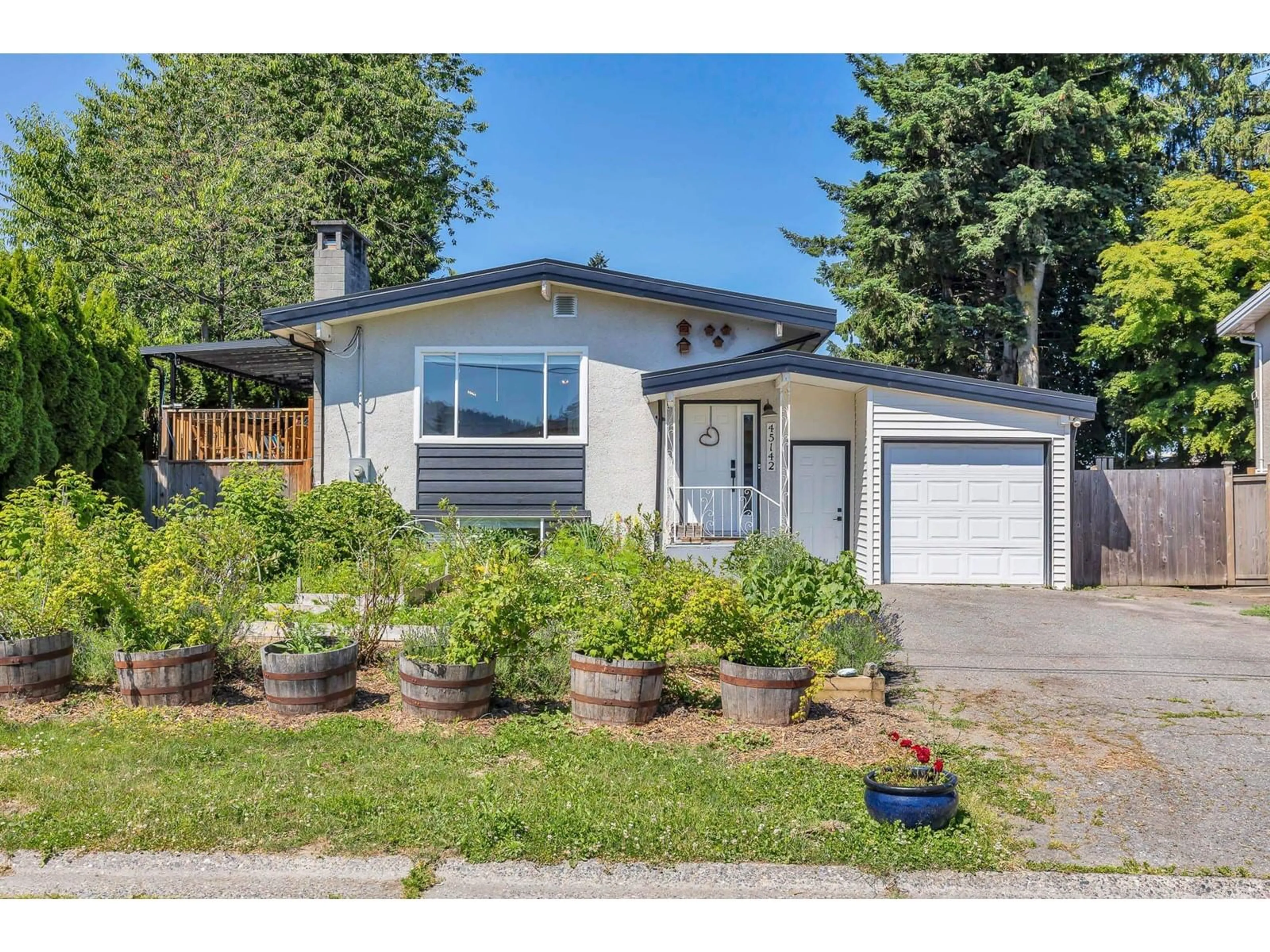 Home with vinyl exterior material, street for 45142 OLIVER CRESCENT, Chilliwack British Columbia V2R2J9