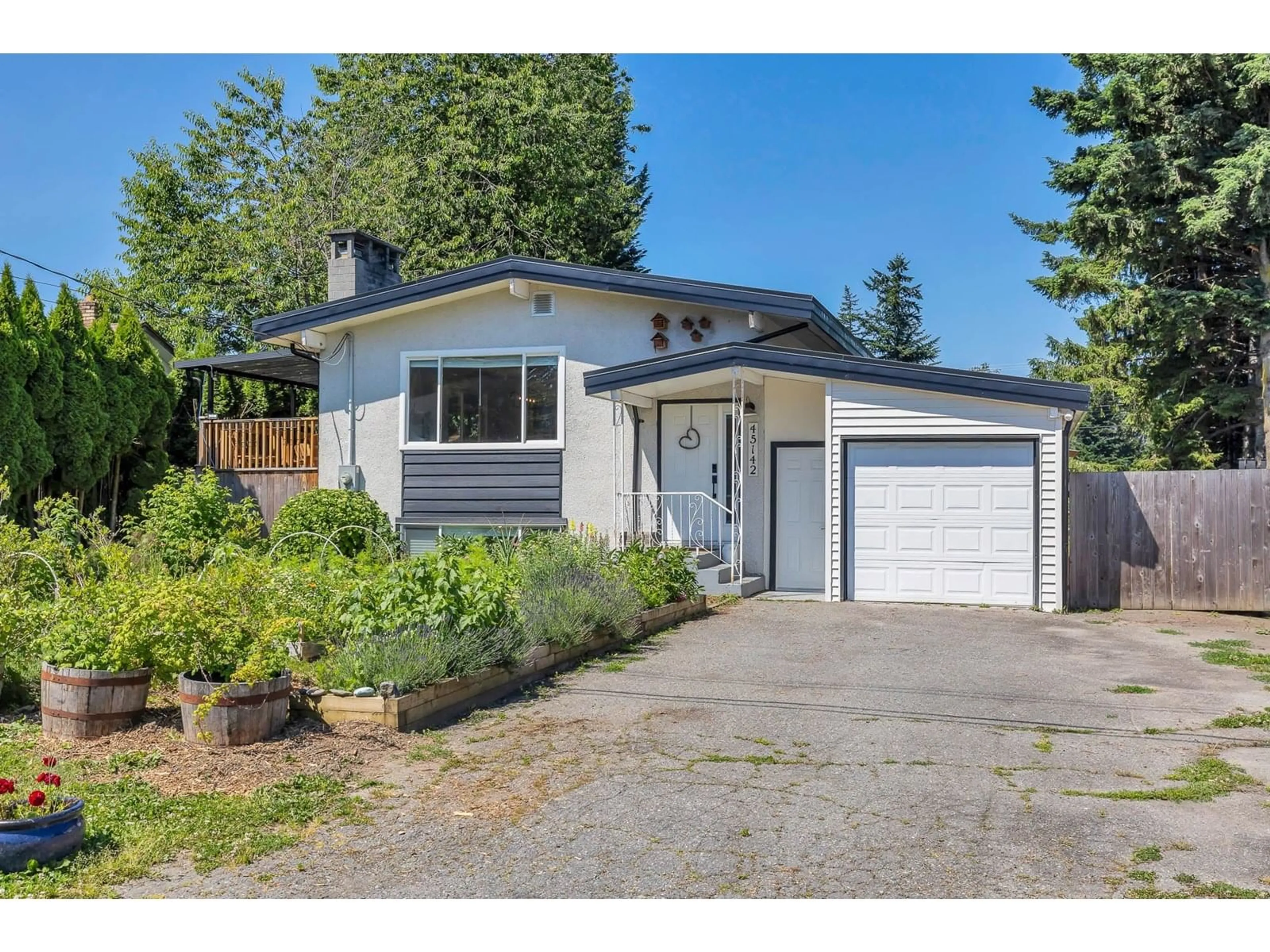 Home with vinyl exterior material, street for 45142 OLIVER CRESCENT, Chilliwack British Columbia V2R2J9