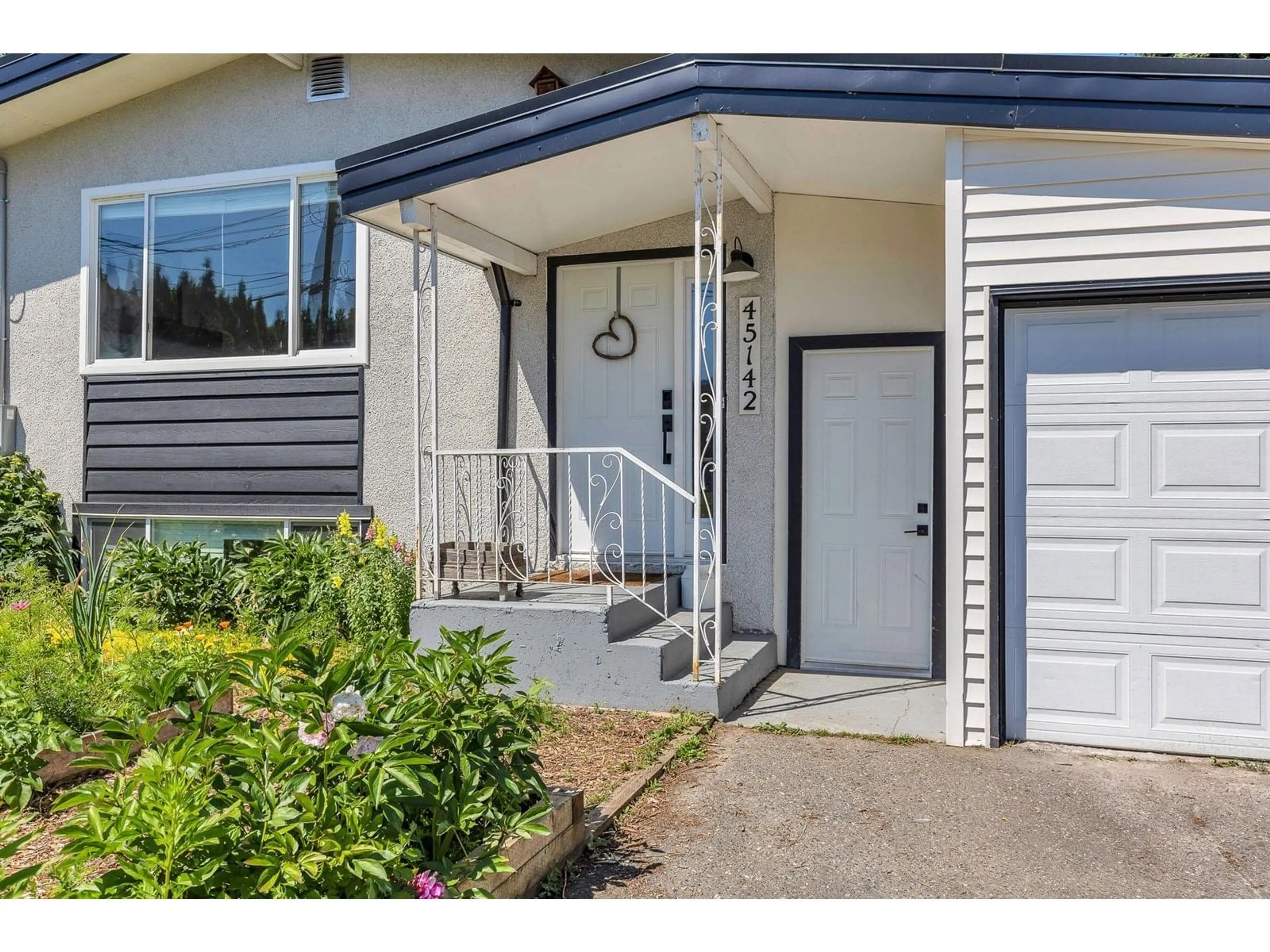 Home with vinyl exterior material, street for 45142 OLIVER CRESCENT, Chilliwack British Columbia V2R2J9