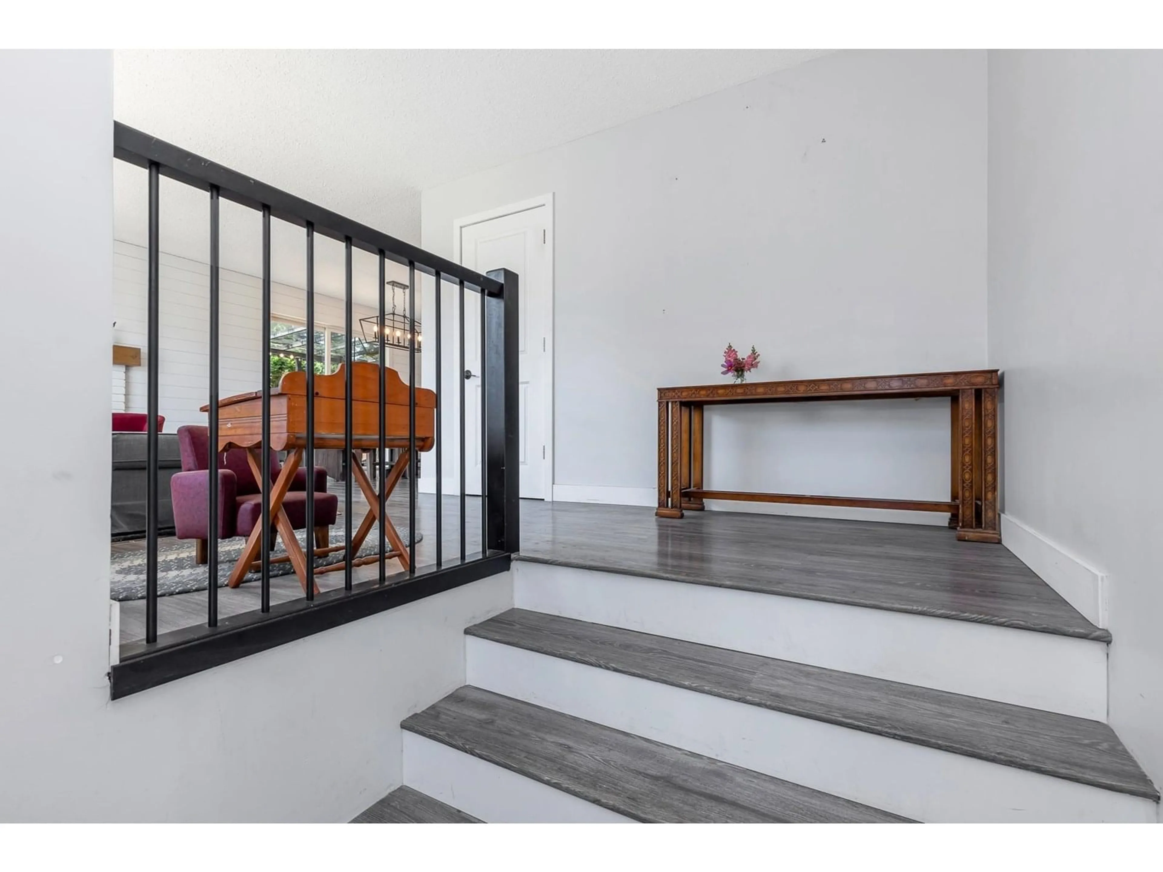 Indoor foyer for 45142 OLIVER CRESCENT, Chilliwack British Columbia V2R2J9
