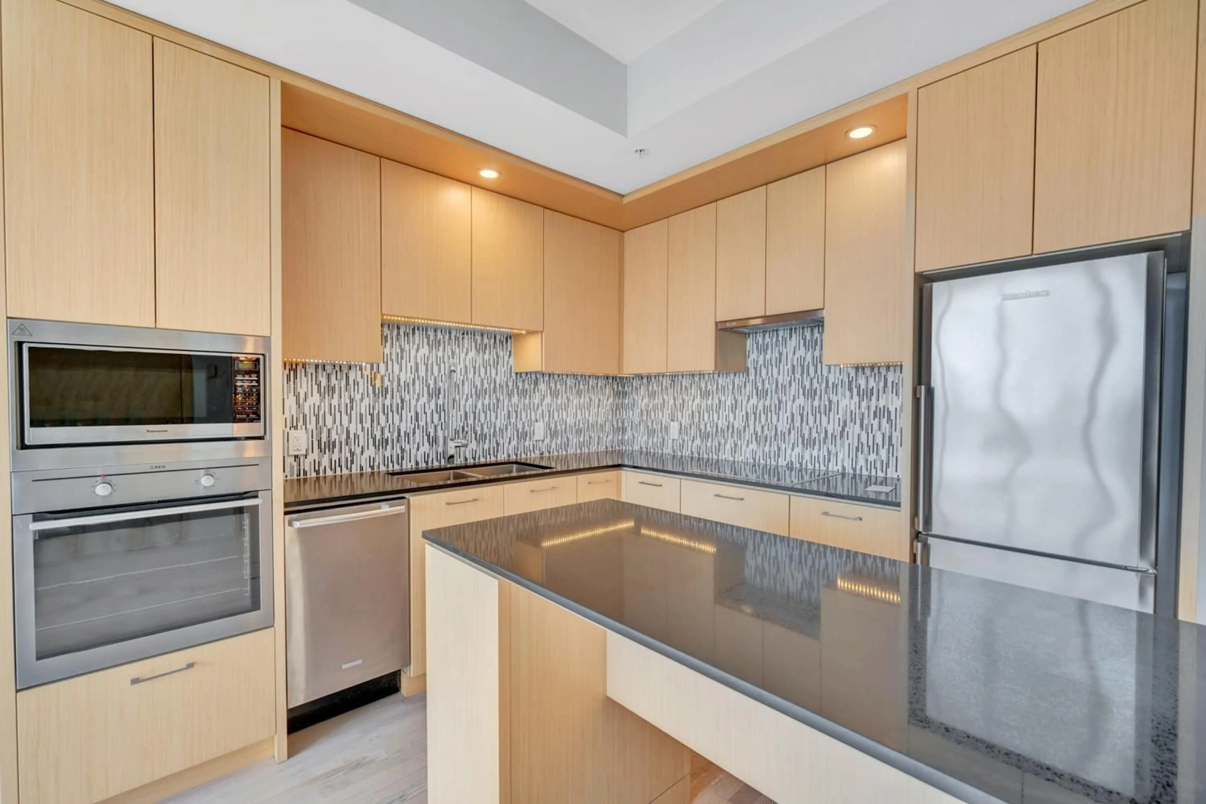 Standard kitchen, ceramic/tile floor for 2407 - 13495 CENTRAL, Surrey British Columbia V3T0K2