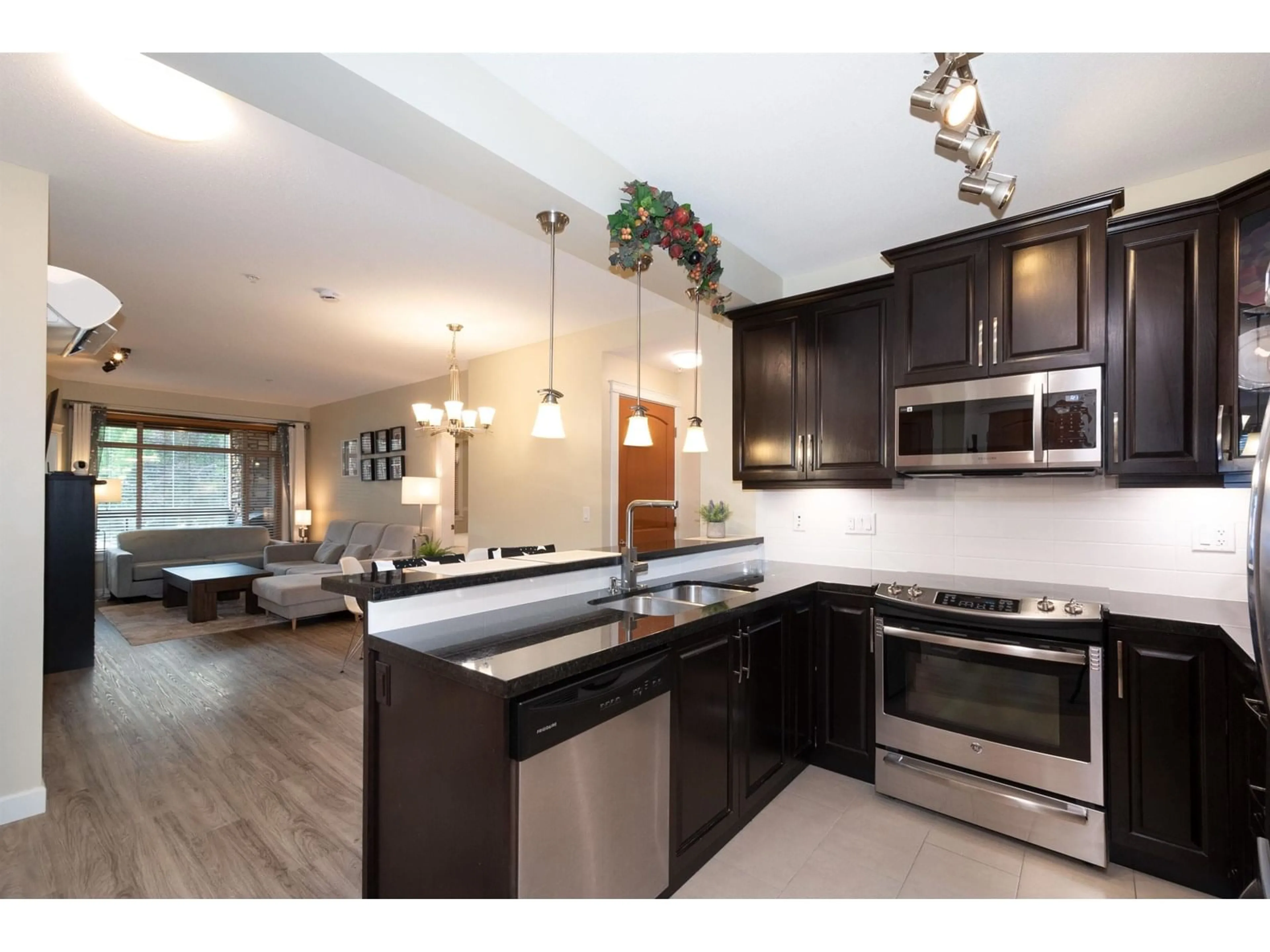 Open concept kitchen, unknown for 282 - 8288 207A, Langley British Columbia V2Y0L2