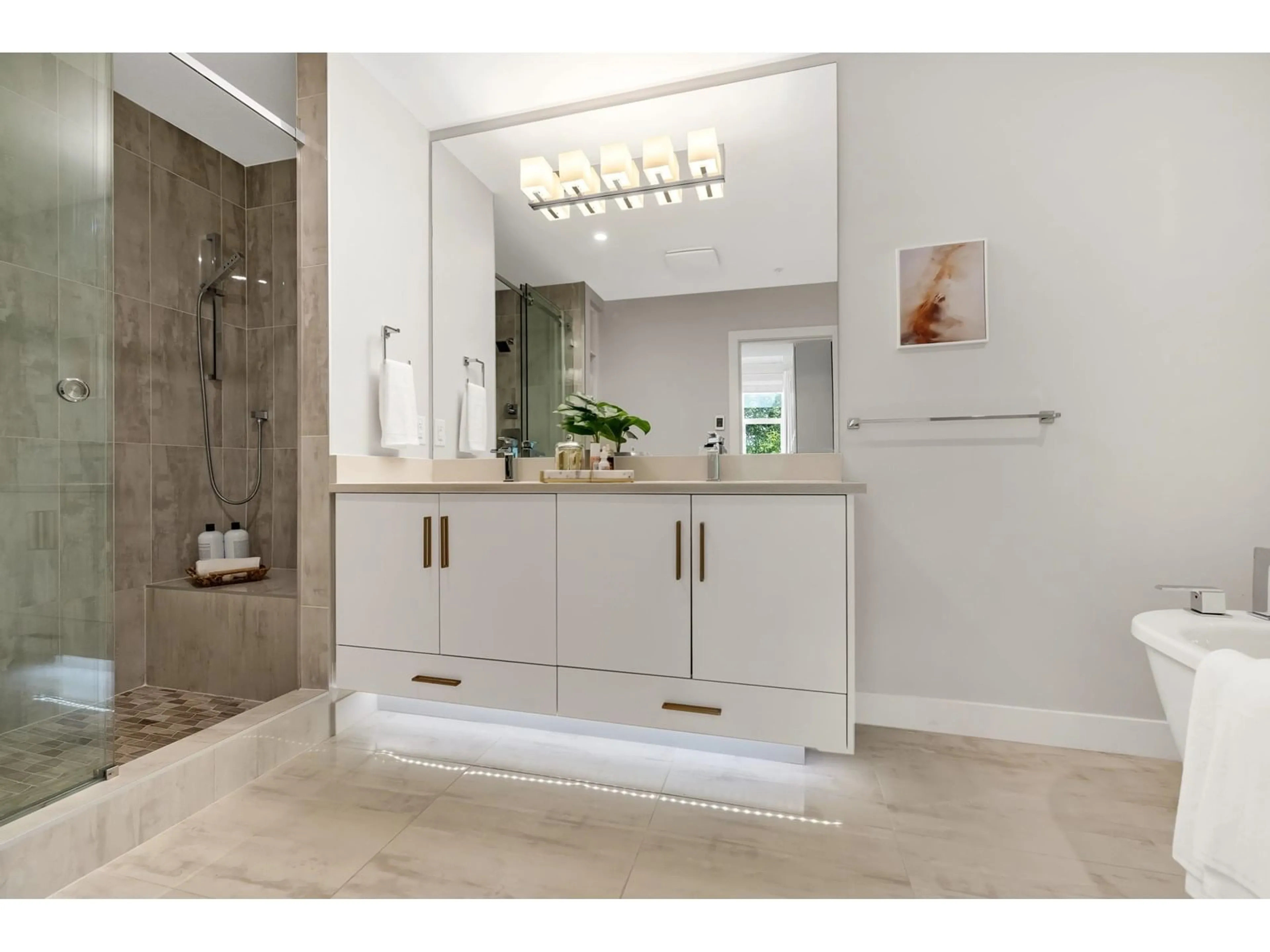 Contemporary bathroom, ceramic/tile floor for 403 - 15436 31, Surrey British Columbia V3Z1H3