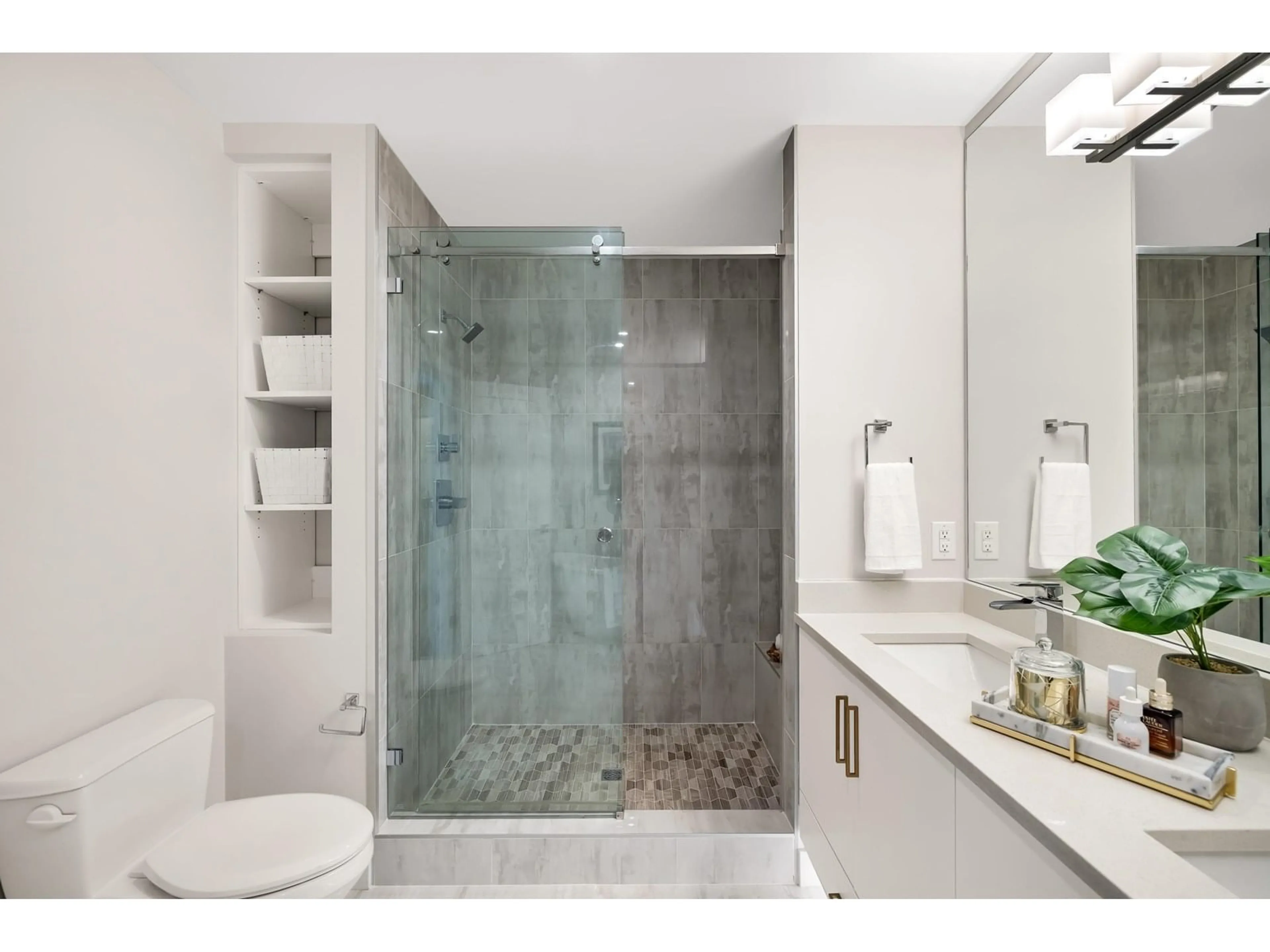 Contemporary bathroom, ceramic/tile floor for 403 - 15436 31, Surrey British Columbia V3Z1H3