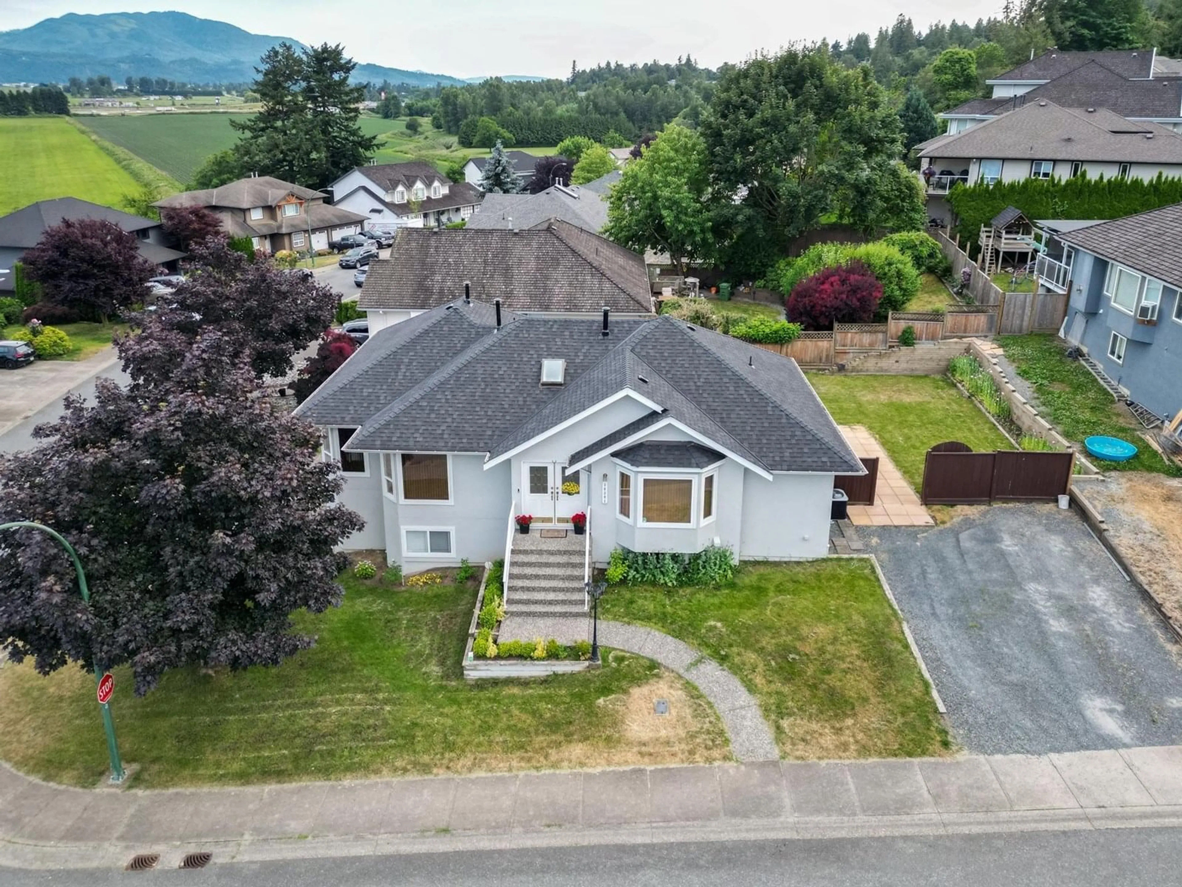 A pic from outside/outdoor area/front of a property/back of a property/a pic from drone, mountain view for 36381 COUNTRY, Abbotsford British Columbia V3G1M2
