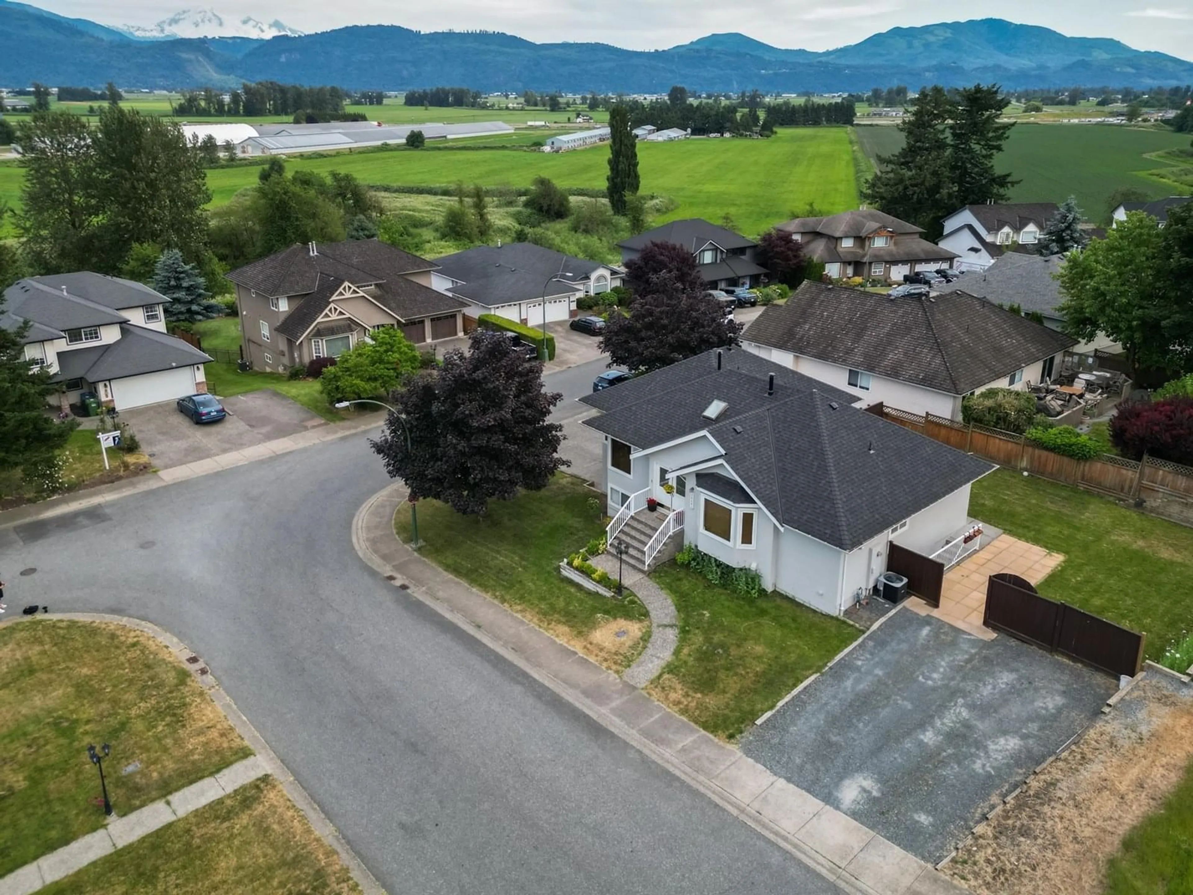 A pic from outside/outdoor area/front of a property/back of a property/a pic from drone, mountain view for 36381 COUNTRY, Abbotsford British Columbia V3G1M2